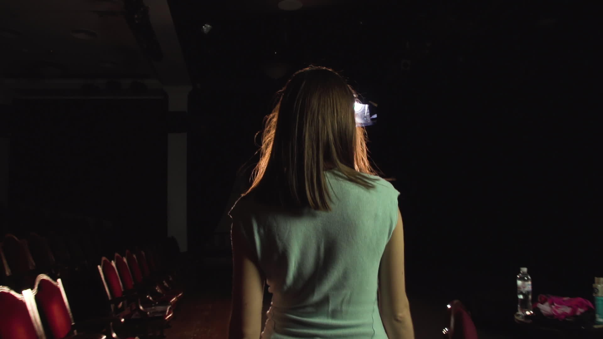 女演员安装了电影后面的照明设备视频的预览图
