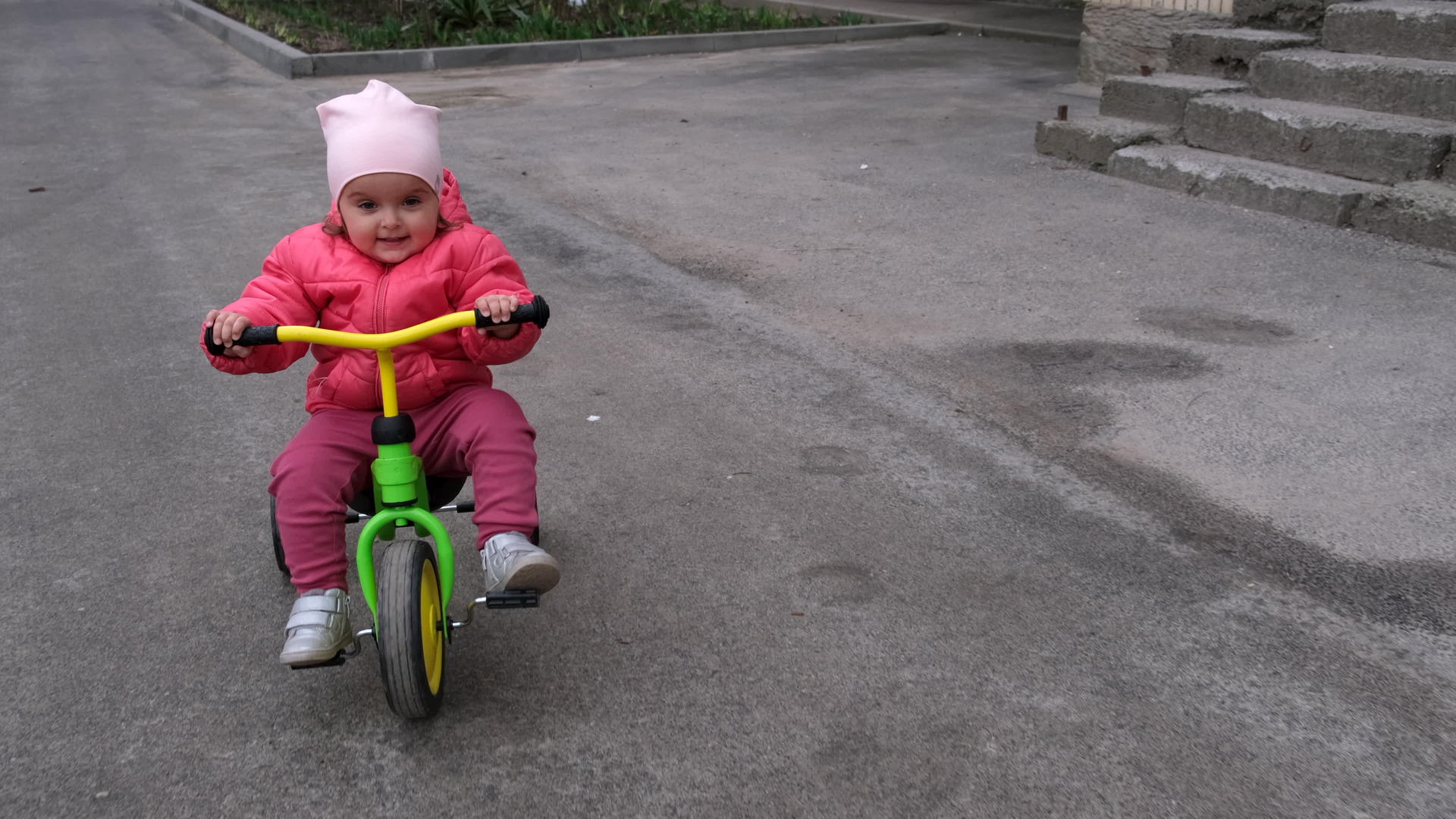 在街上骑三轮车的孩子和女孩慢慢移动视频的预览图