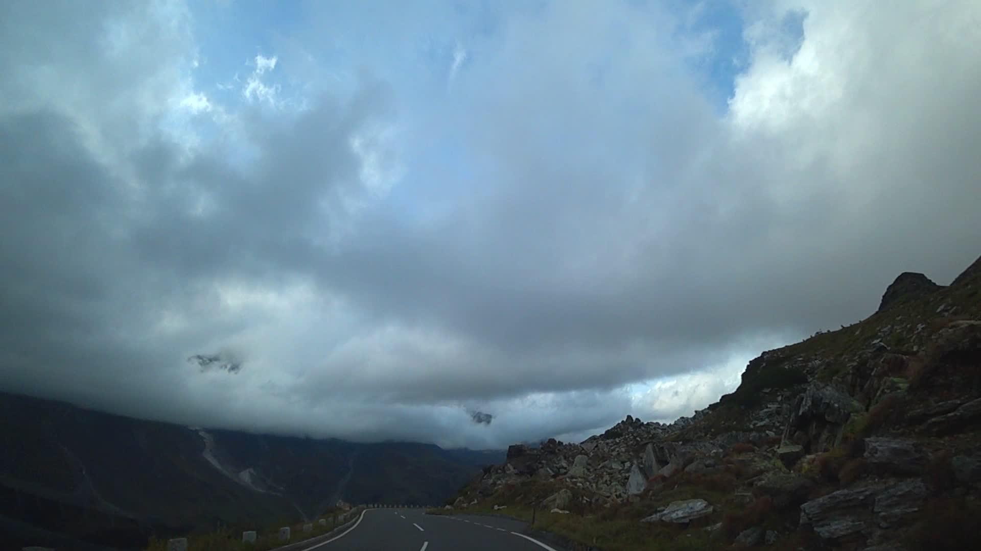 山与山之间有一条路视频的预览图