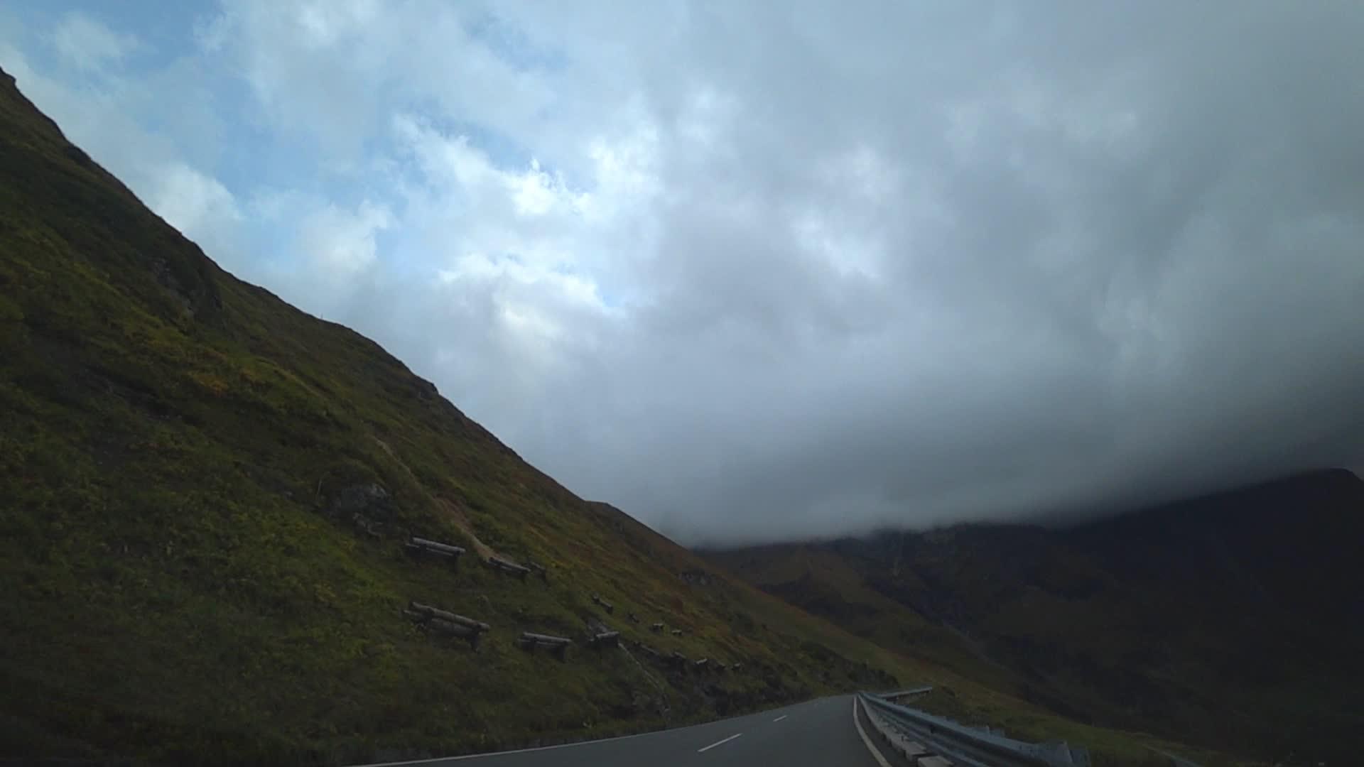 山与山之间有一条路视频的预览图
