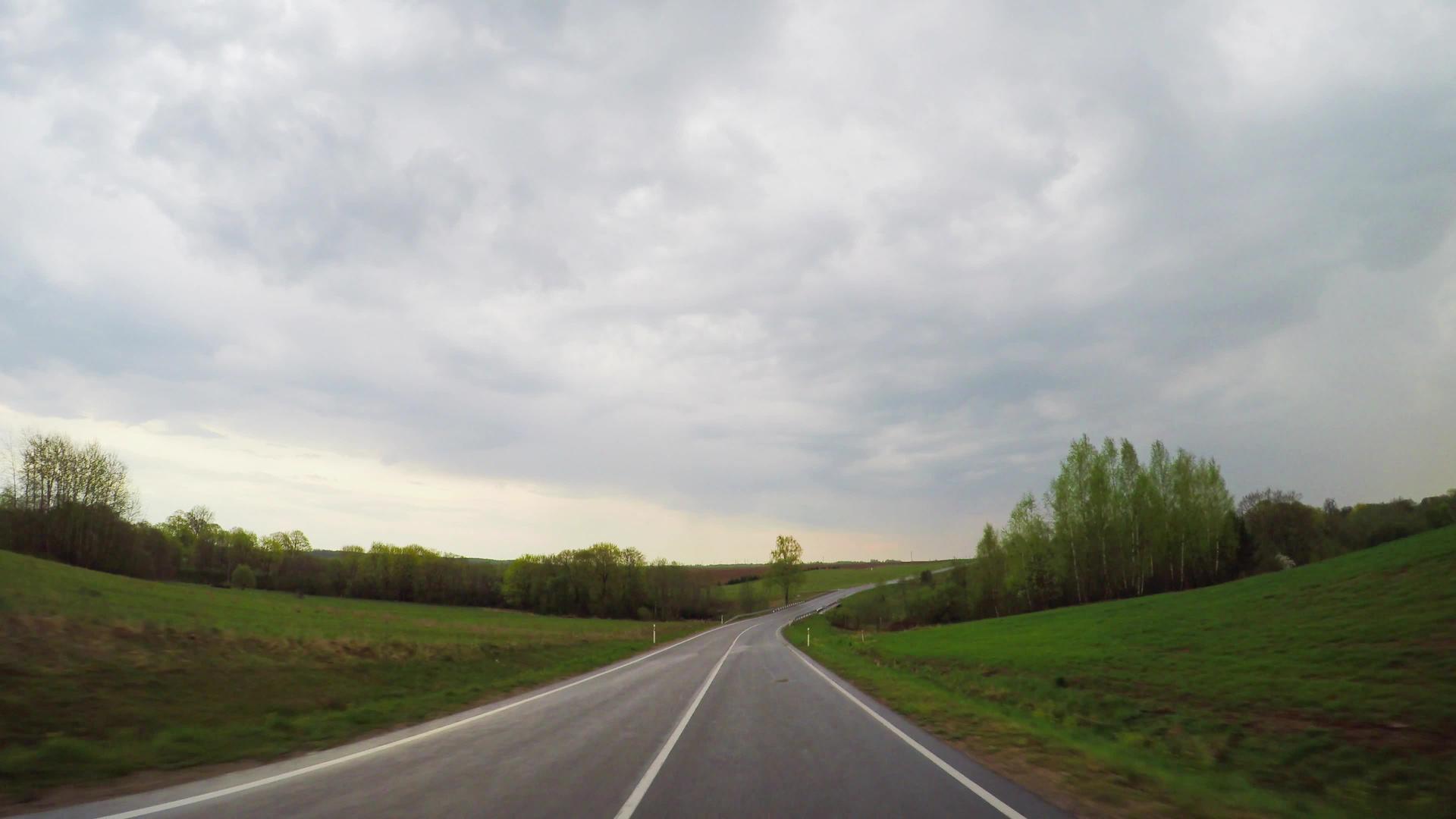 农村道路和雨云视频的预览图