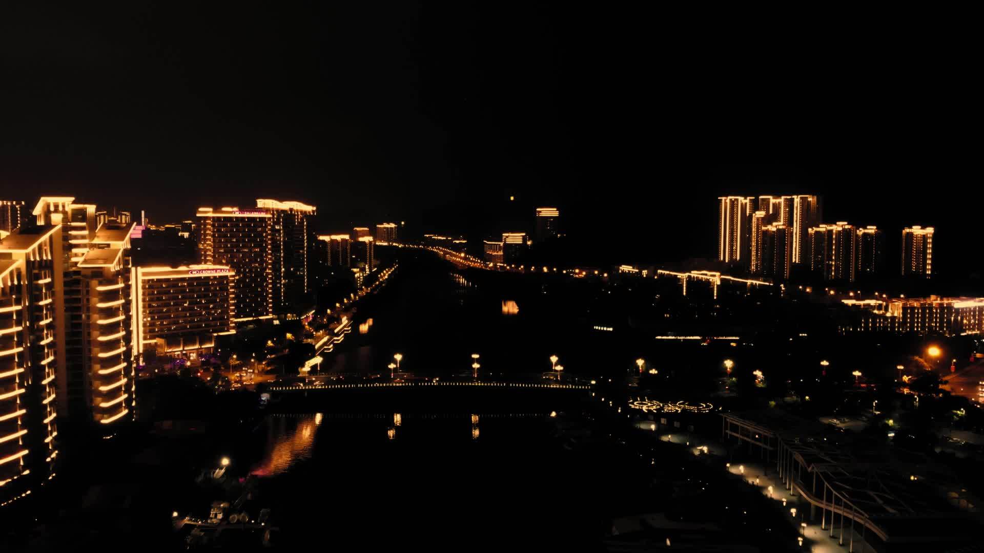 夜晚照亮了城镇的飞行视频的预览图