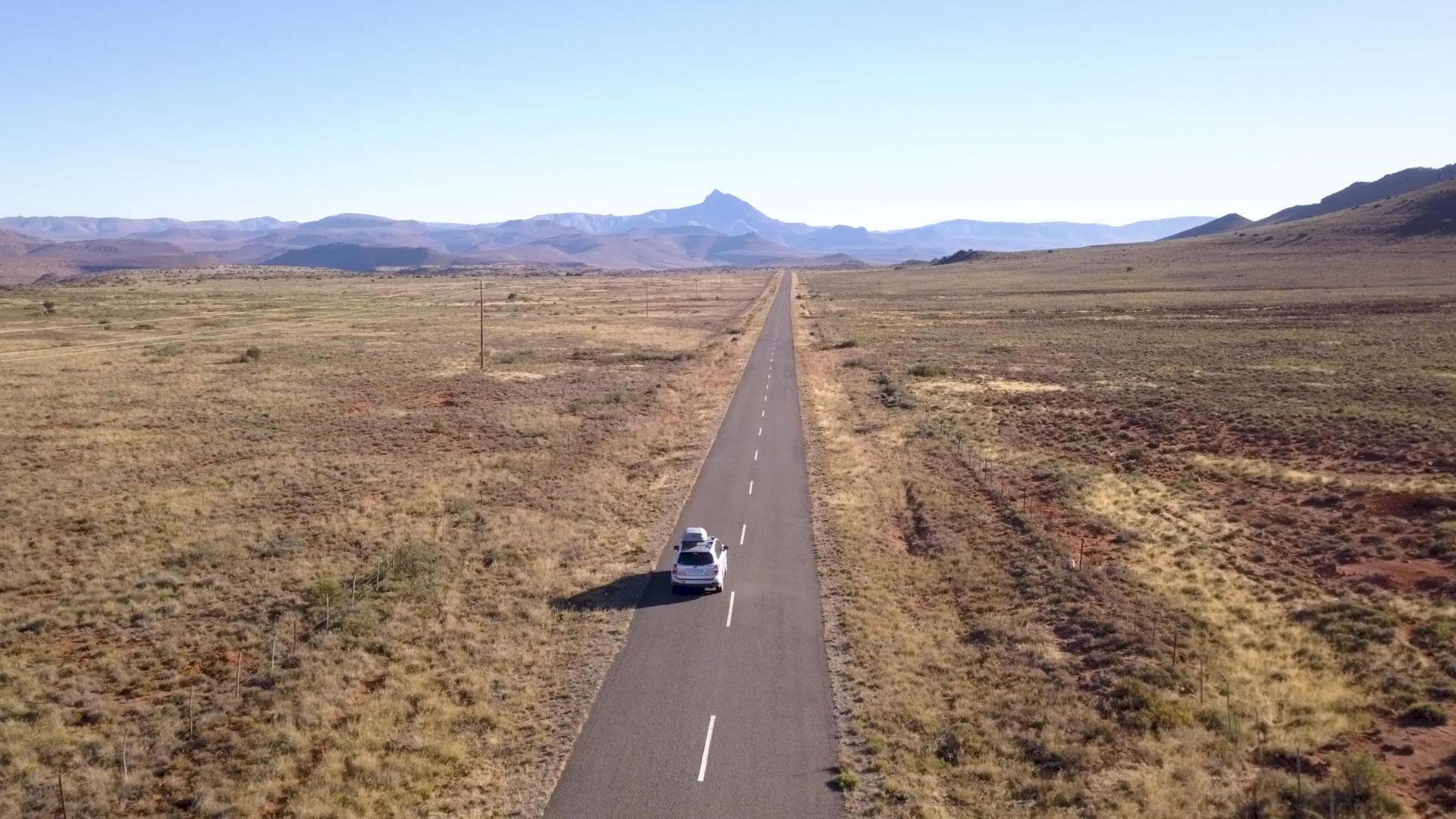汽车在沙漠荒野中行驶视频的预览图