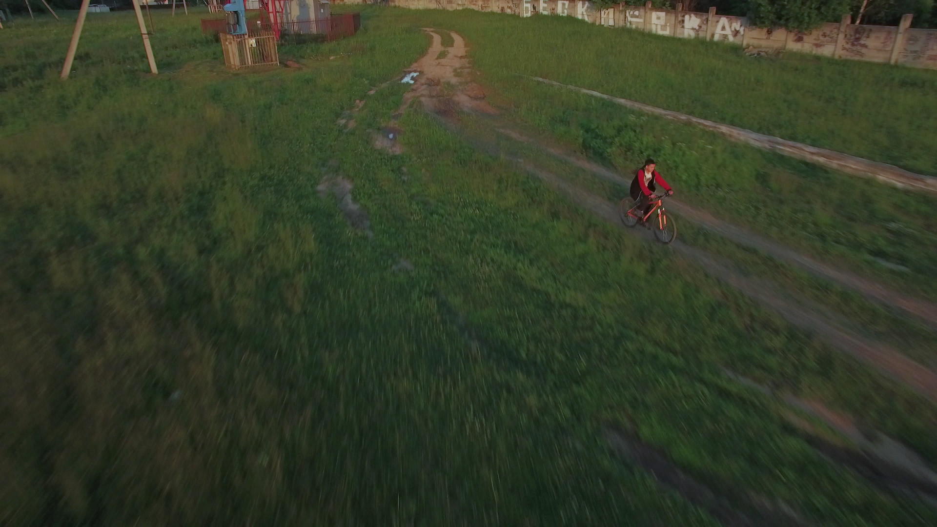 男孩观察俄罗斯夏天骑自行车的空气视频的预览图