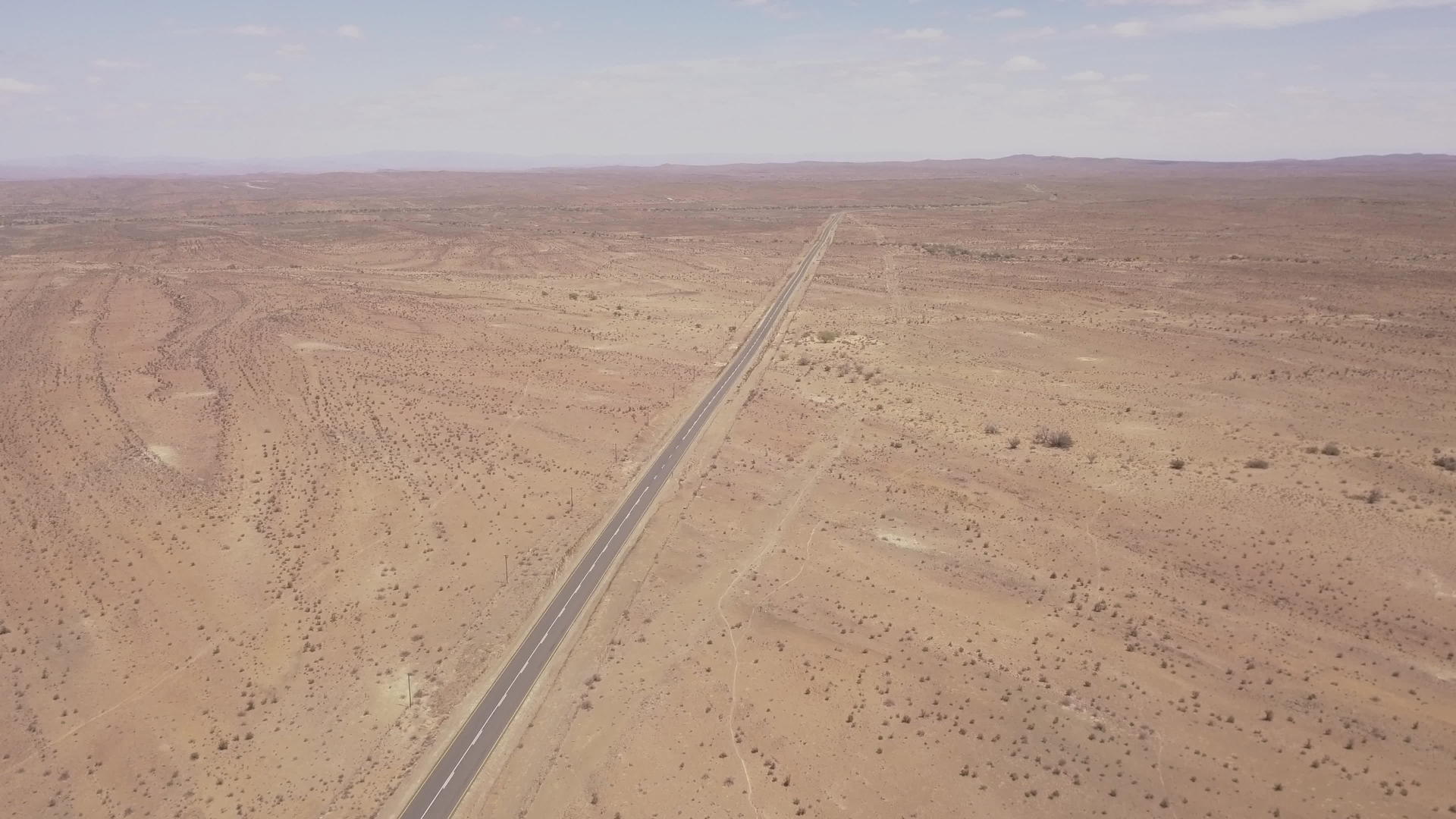 汽车在沙漠荒野中行驶视频的预览图