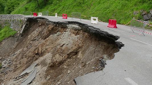 法国比利牛斯山的道路崩溃视频的预览图