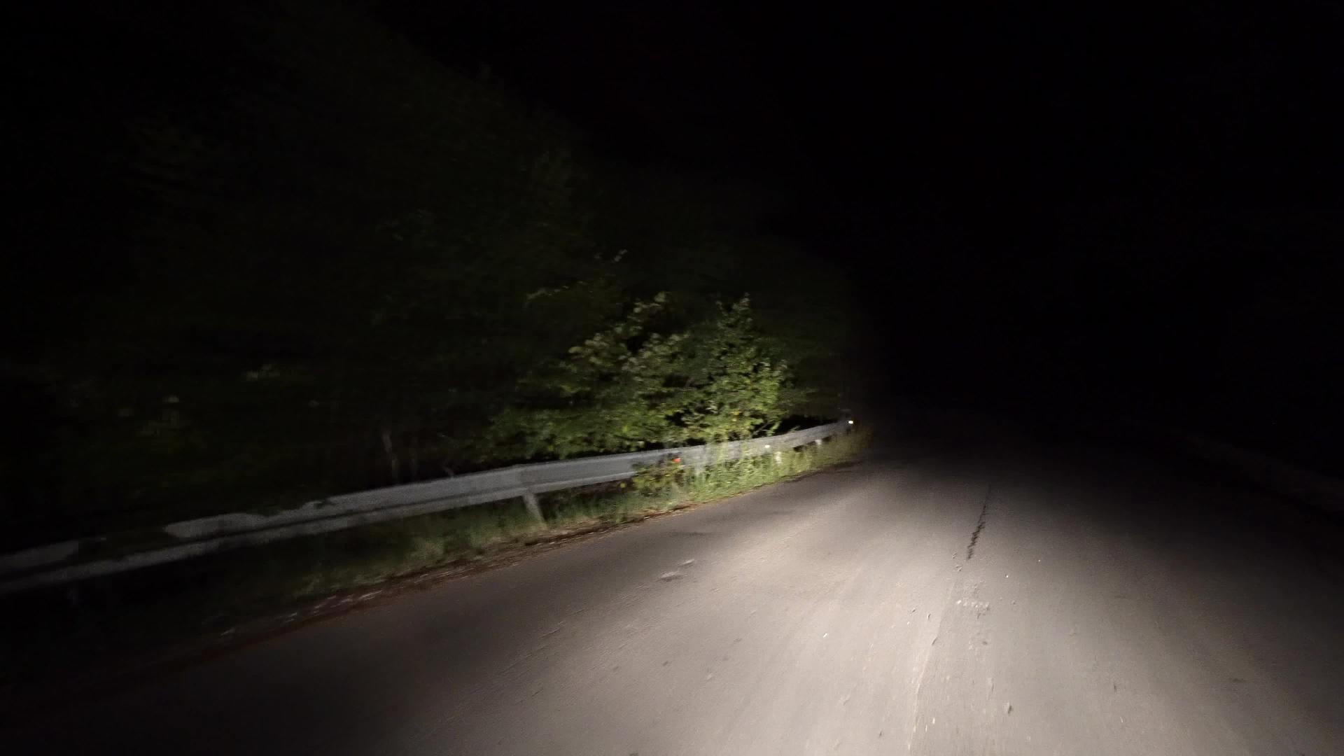 通过森林景区驾驶的车辆视频的预览图