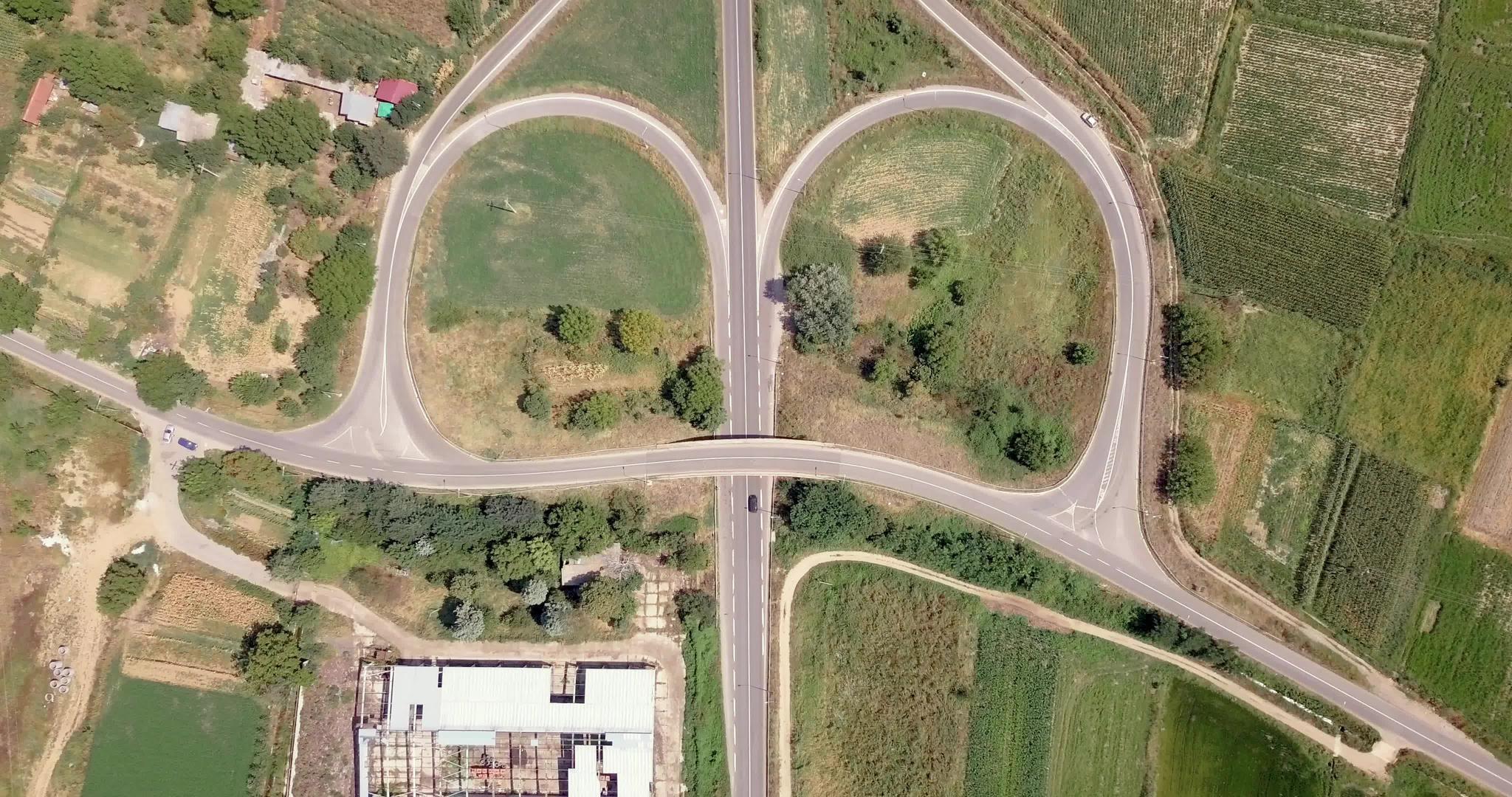 观察十字路口和交叉口的空中交通视频的预览图