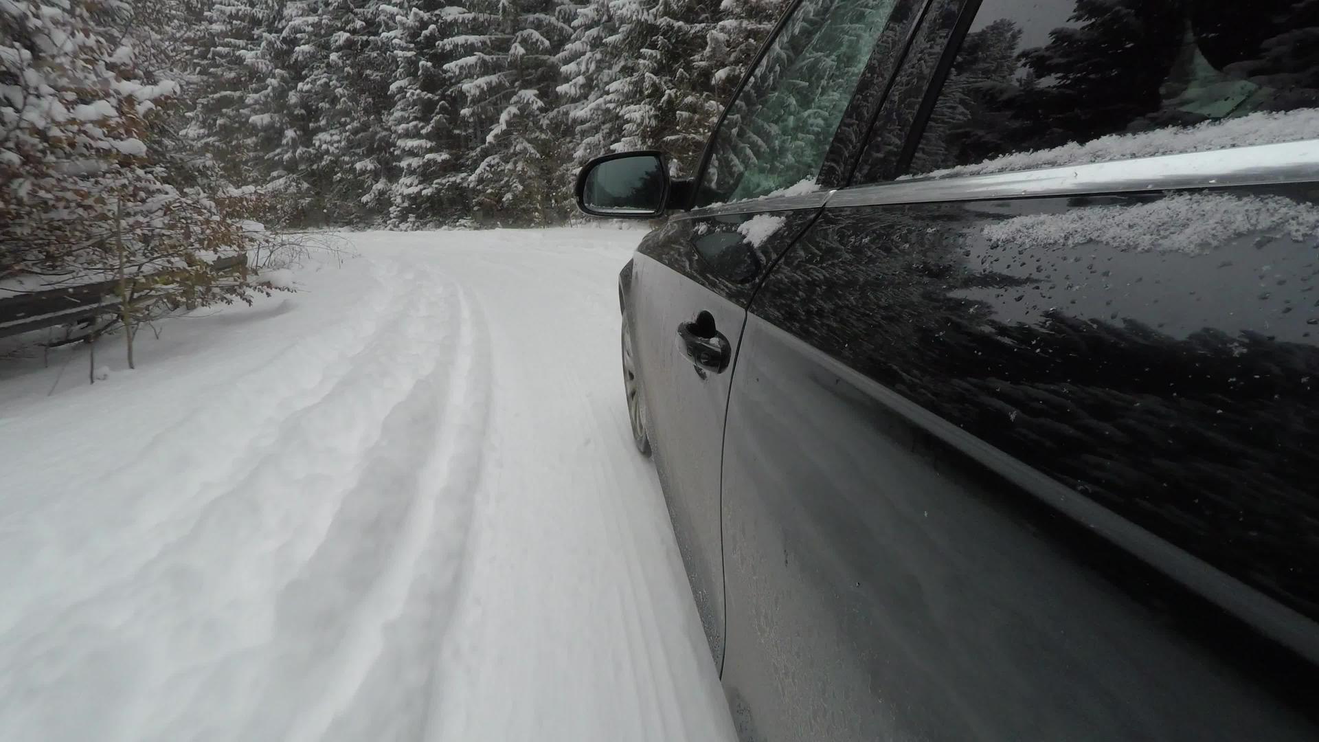 在雪地路上驾驶视频的预览图