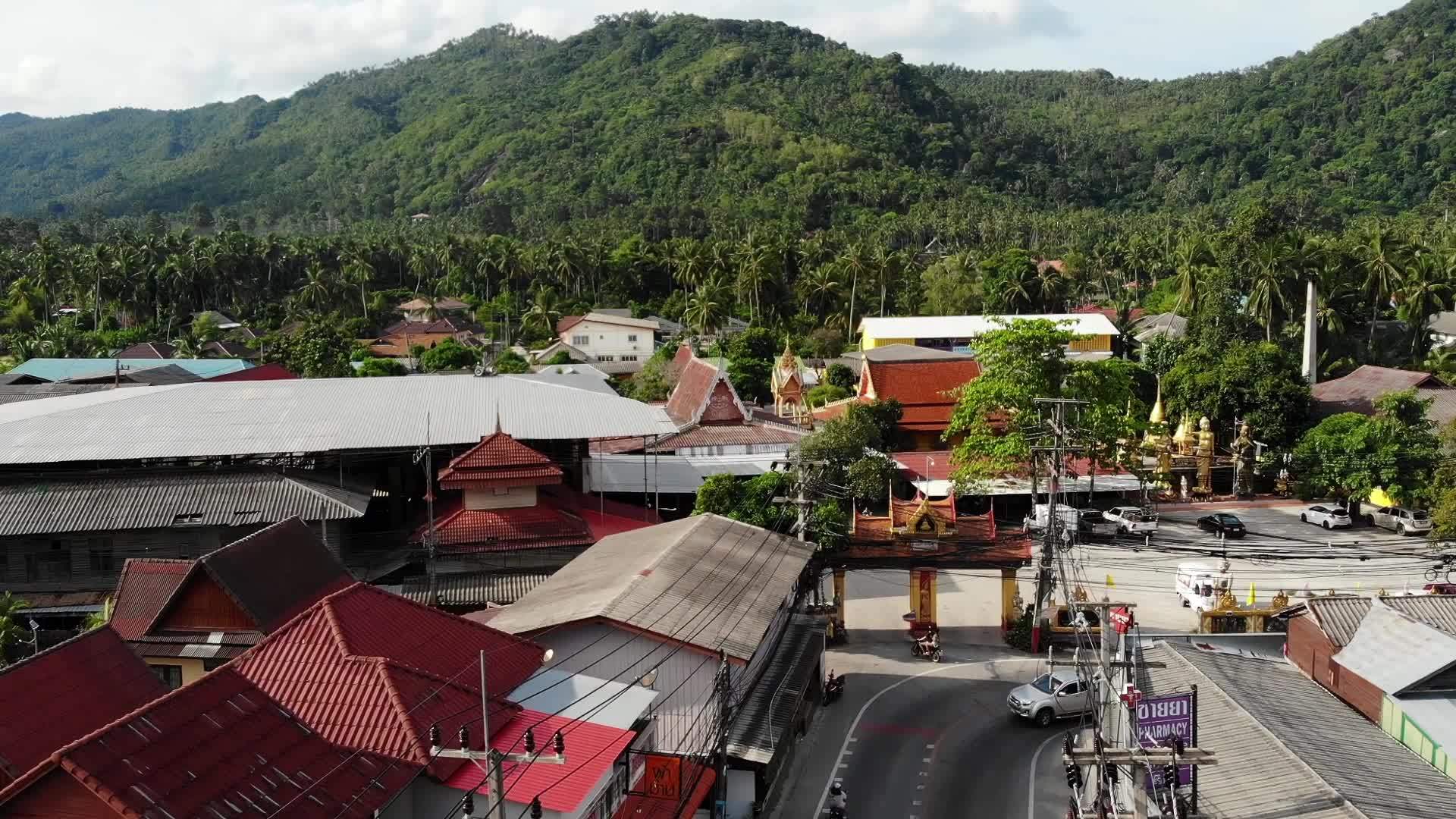 汽车沿着寺庙大门附近的道路行驶汽车沿着柏油路穿过泰国视频的预览图
