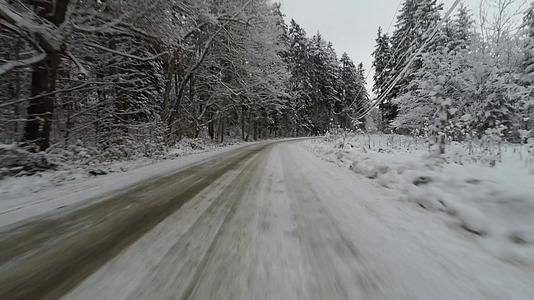 前置摄像头在弯曲的雪路上行驶视频的预览图