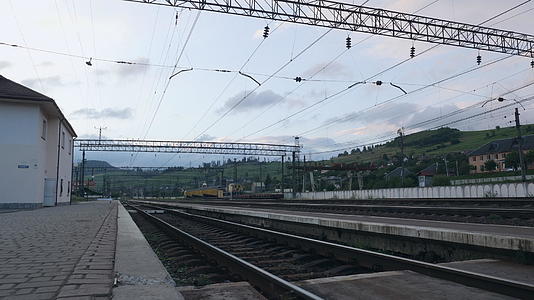 山上的火车站视频的预览图