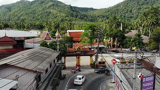 汽车沿着寺庙大门附近的道路行驶汽车沿着柏油路穿过泰国视频的预览图