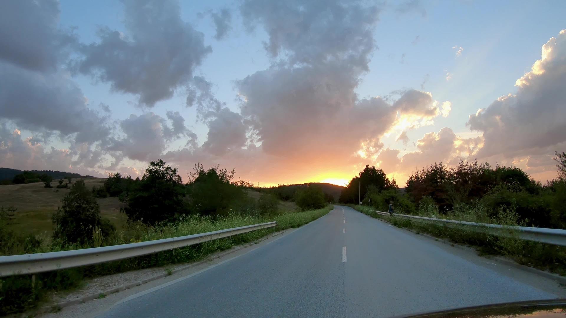 日落时驾驶国车视频的预览图