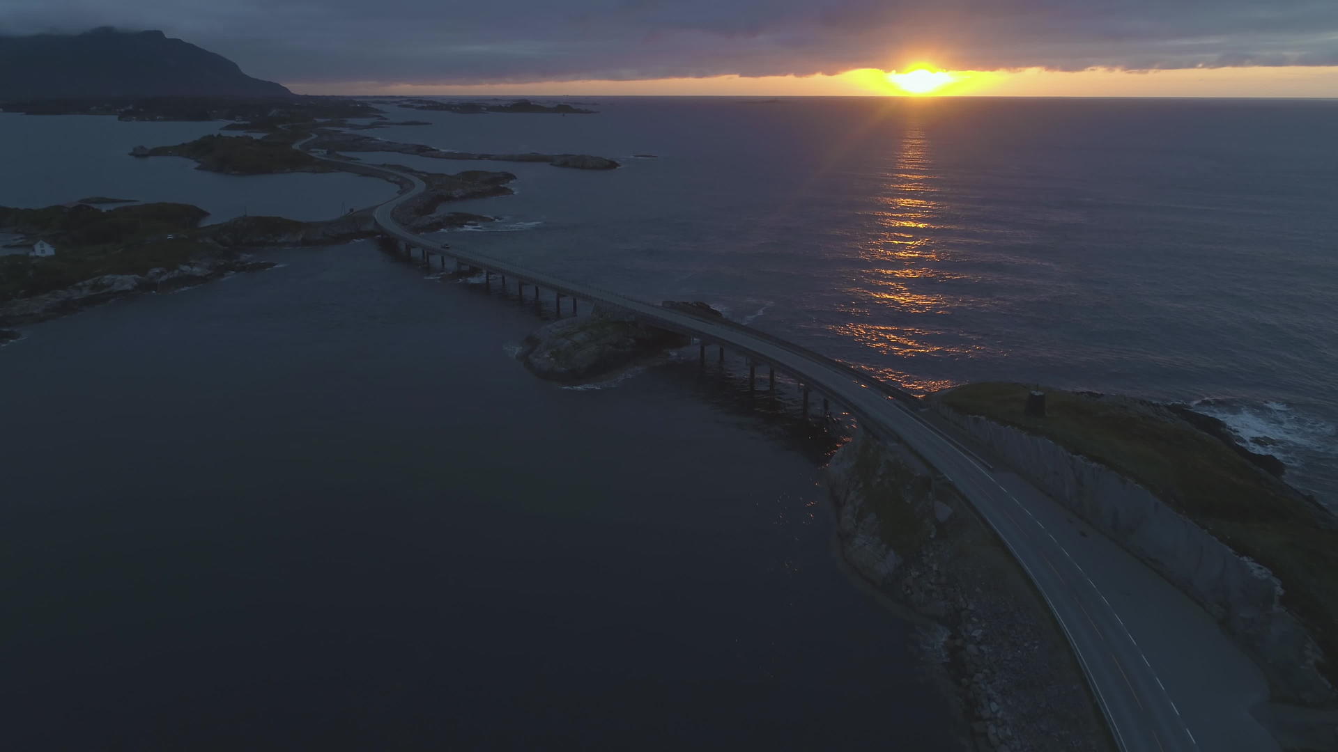夏天日落时无人驾驶飞机在北面的海上向前飞行视频的预览图