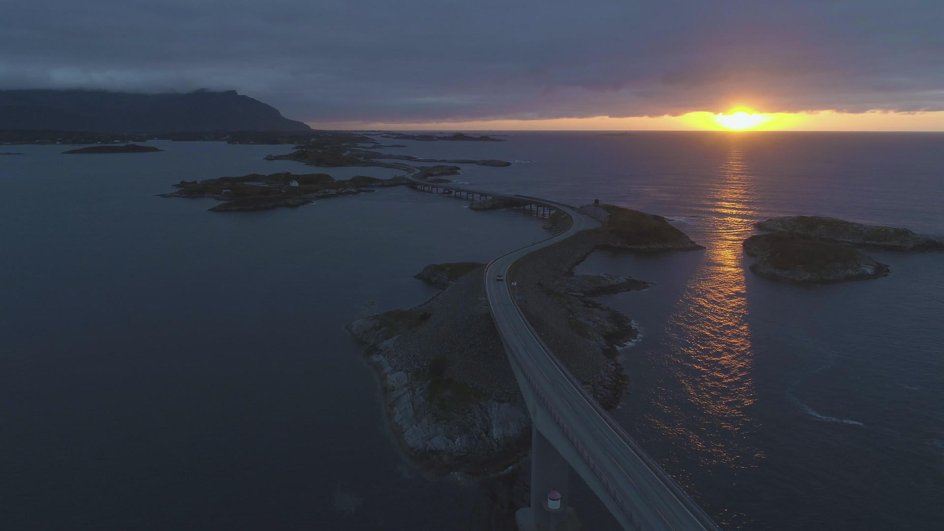 无人驾驶飞机在北纬北部的海海路与汽车一起视频的预览图