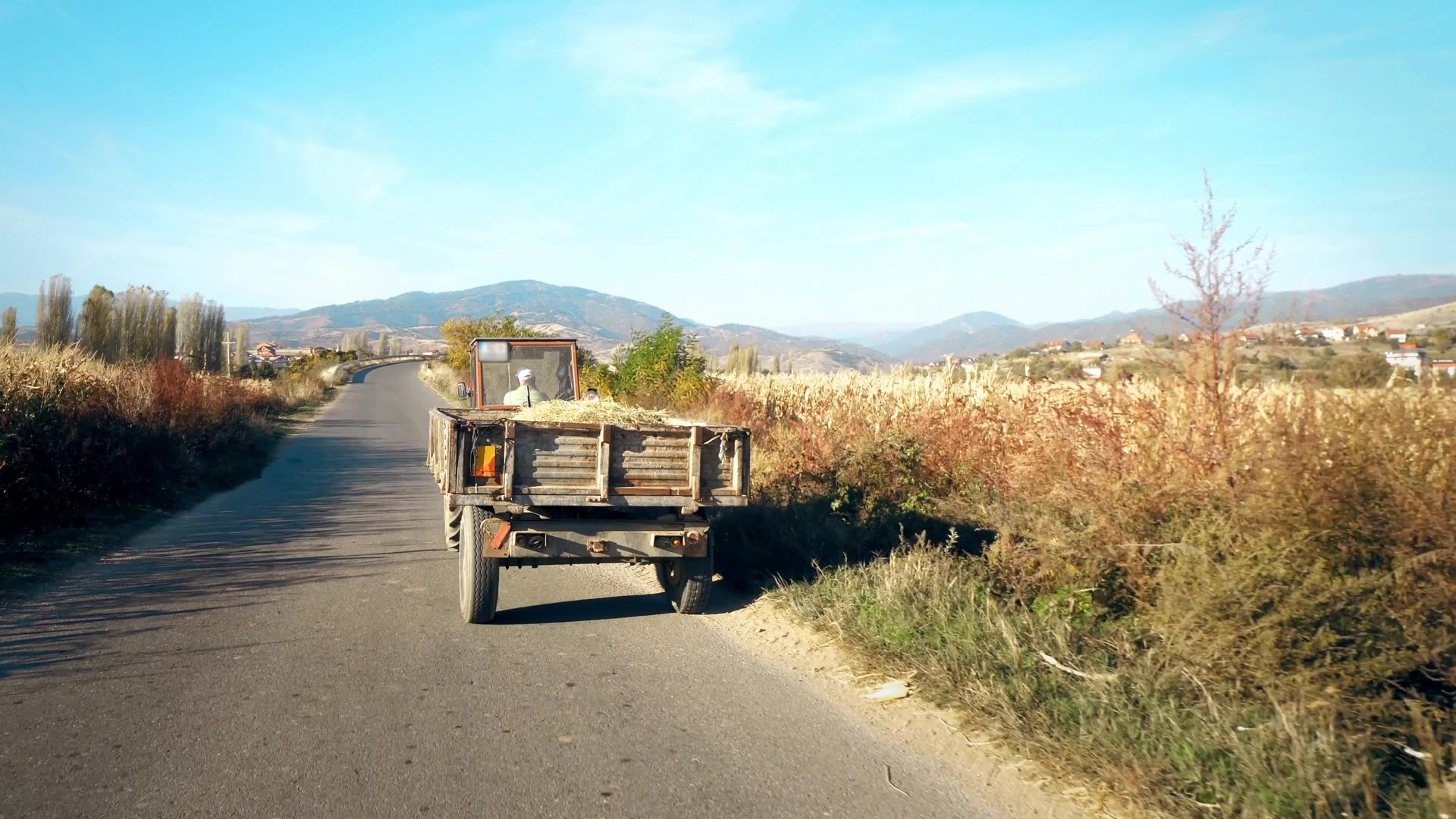 旧拖拉机挂在路上视频的预览图