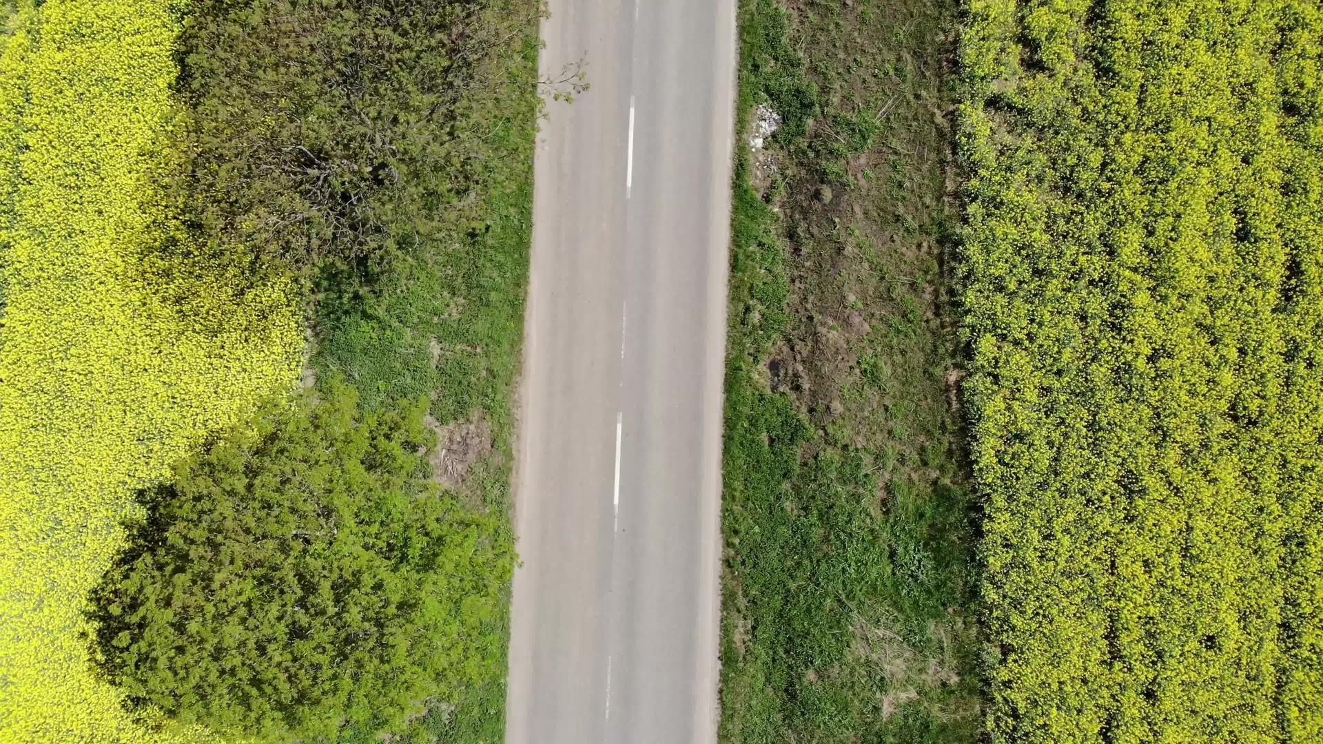 无人驾驶飞机在公路对面的空中通道上飞行视频的预览图