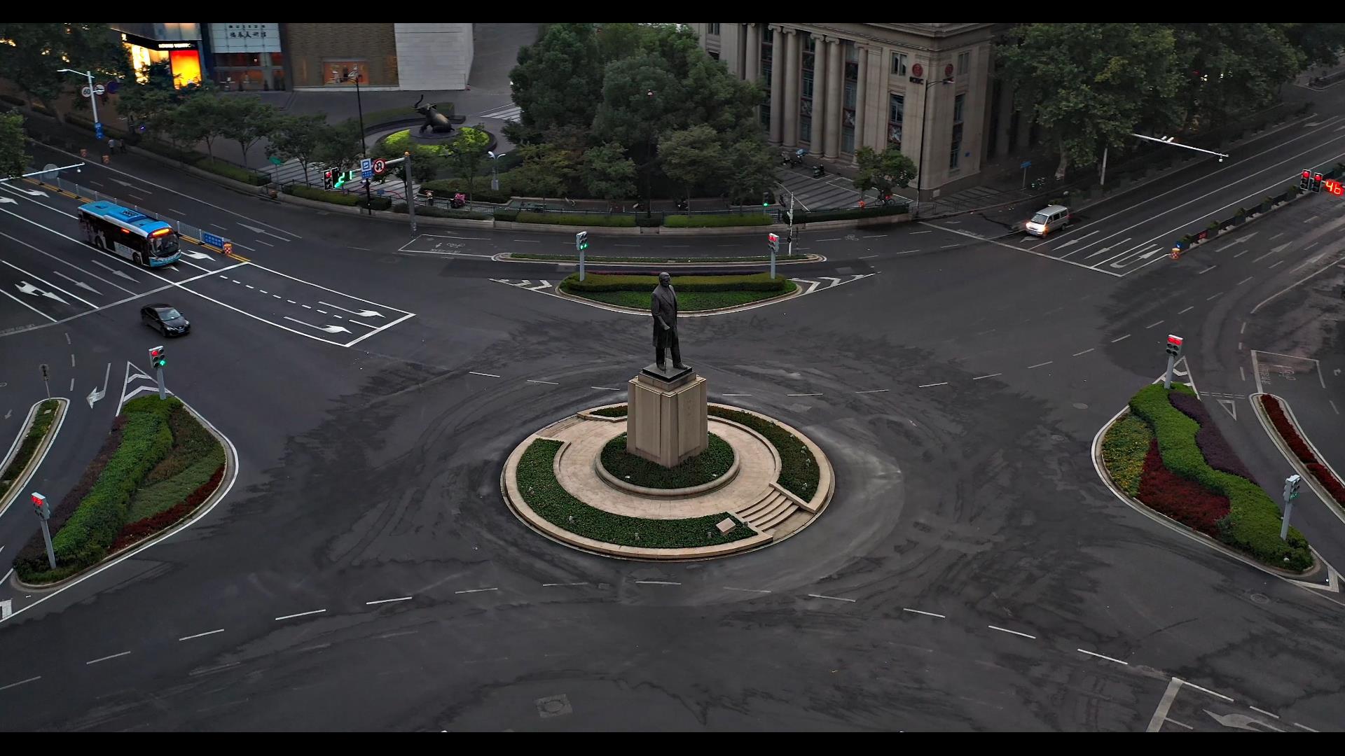 南京新街口CBD城市地标孙中山铜像日出航拍4K视频的预览图