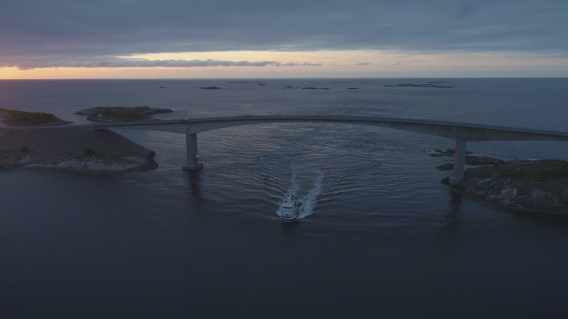 挪威的大西洋路船在夏天日落Storseisundet视频的预览图