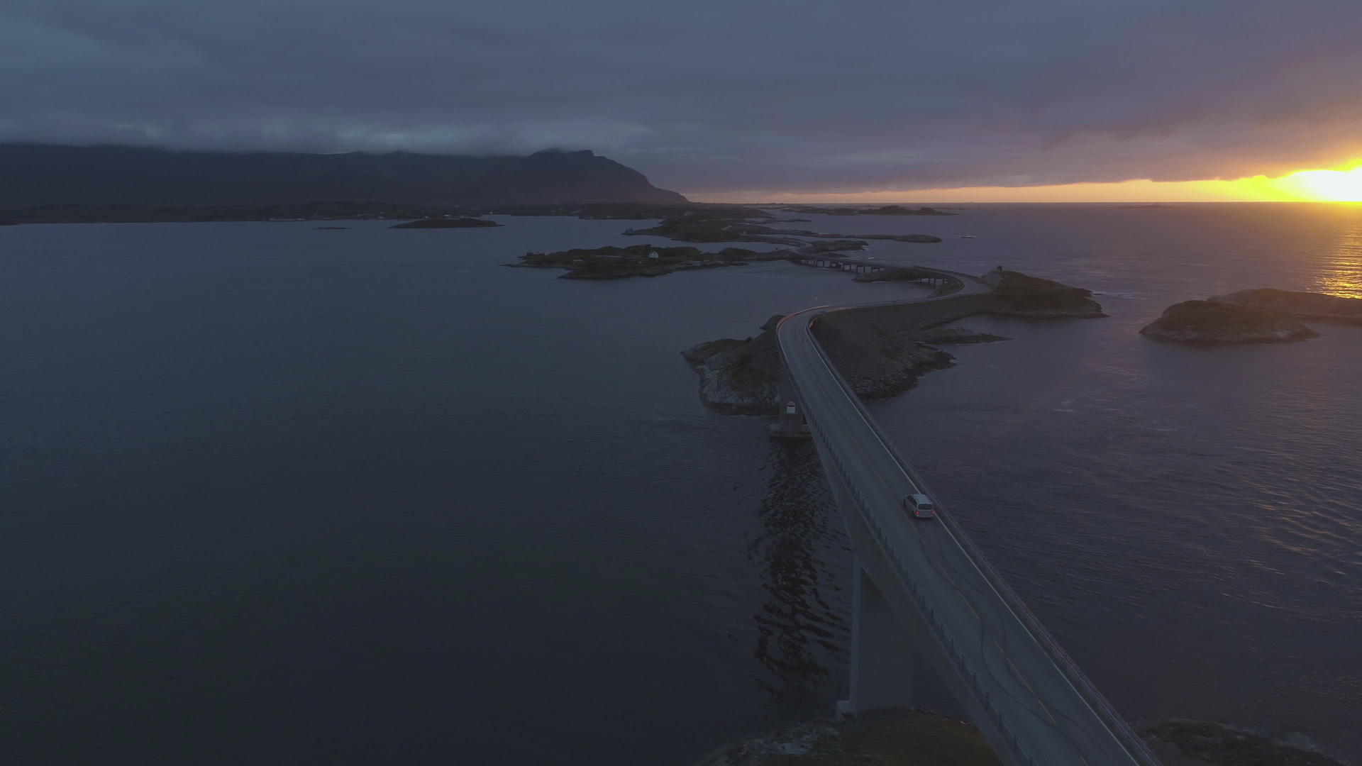 挪威大西洋路夏天阳光下的汽车Storseisundet视频的预览图