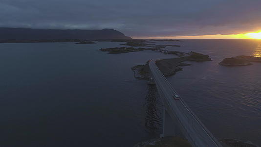 挪威大西洋路夏天阳光下的汽车Storseisundet视频的预览图