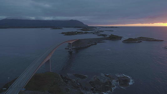 Storsesundet北面的大西洋公路在夏天日落视频的预览图