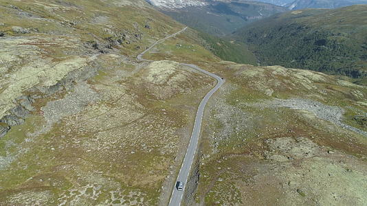 在阳光明媚的夏天无人机在挪威的山路上向前飞行视频的预览图