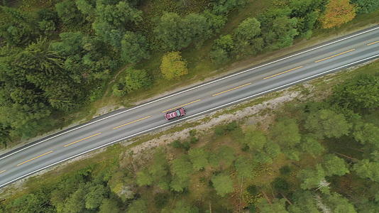 在夏天的诺威绿林中灰色的汽车在空中垂直行驶从上到下看无人驾驶视频的预览图