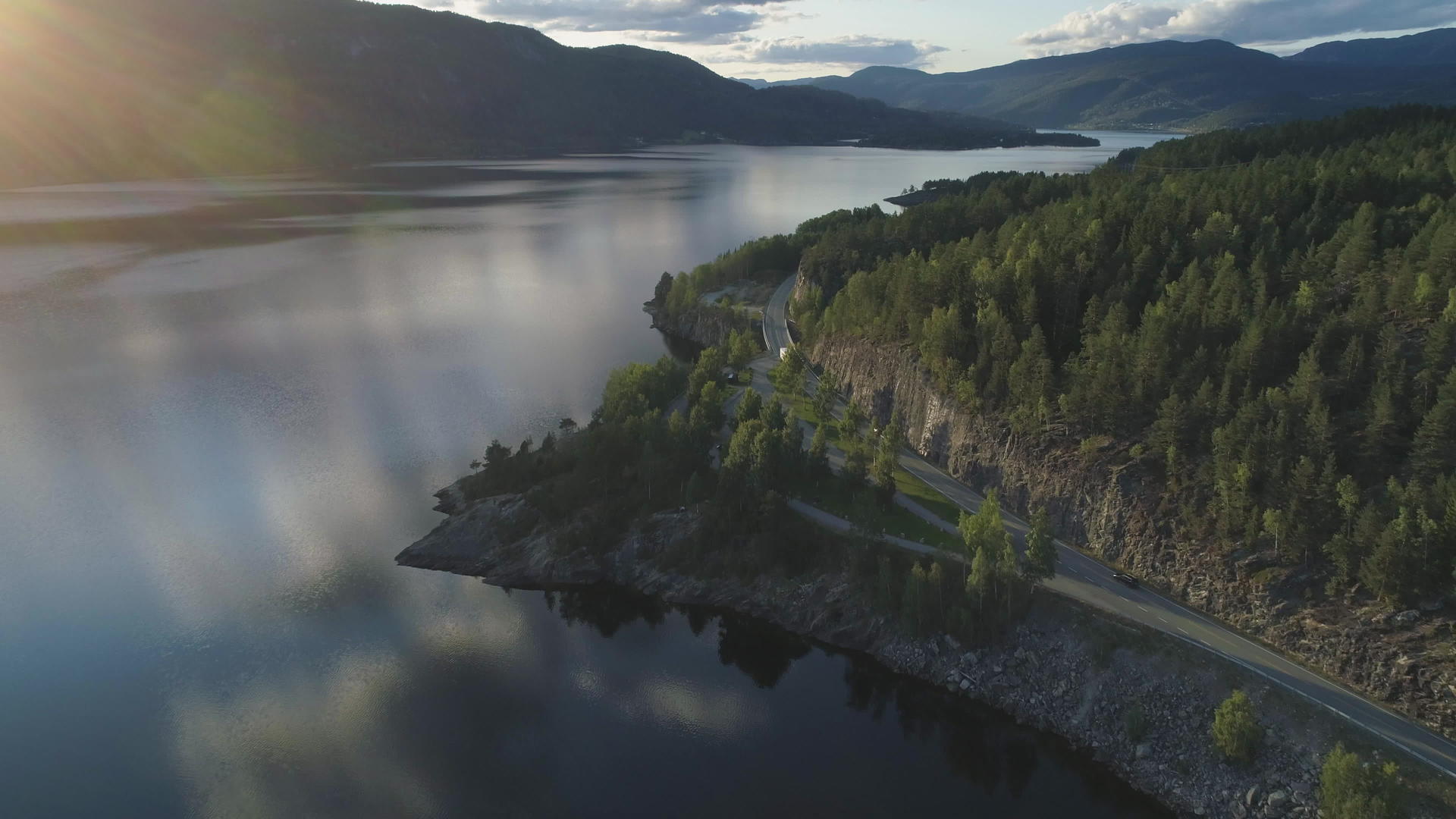挪威的日落和汽车Kroderen一起飞越湖岸视频的预览图