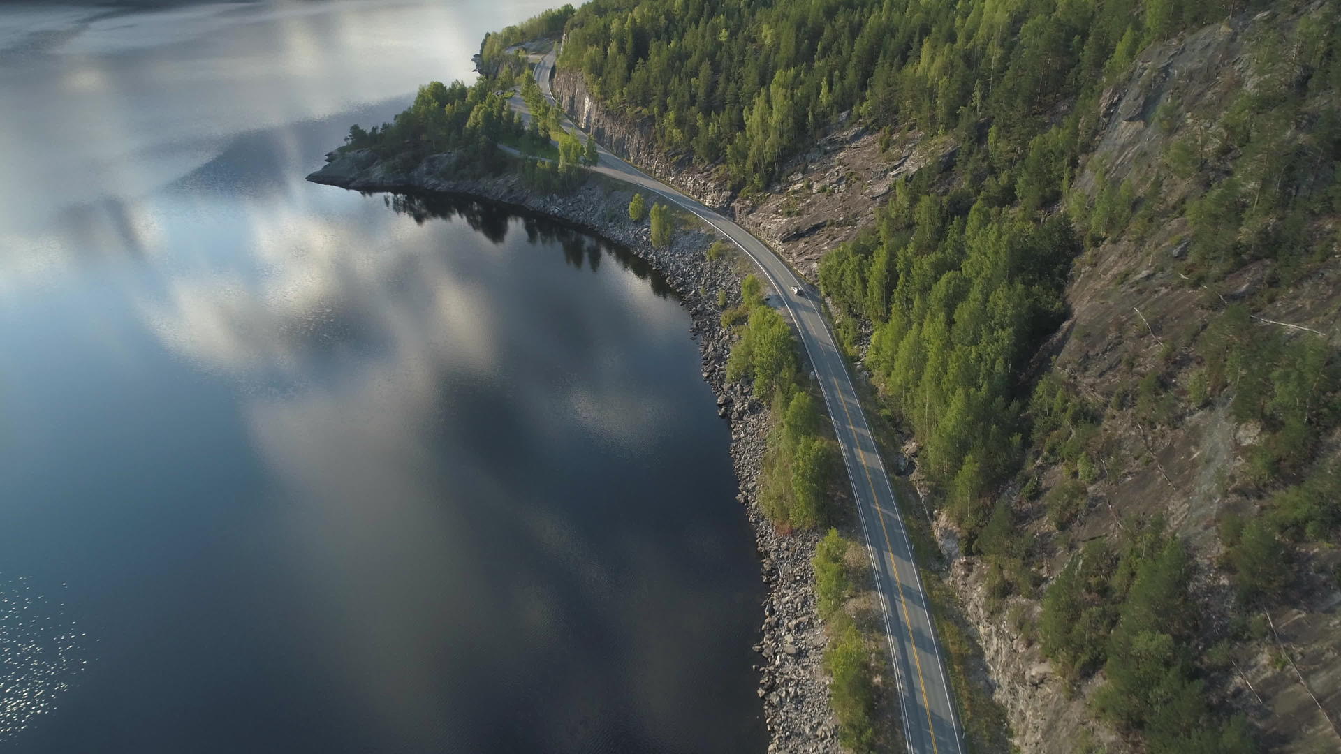 与汽车和Kroderen在挪威飞越公路的空中射击湖岸视频的预览图