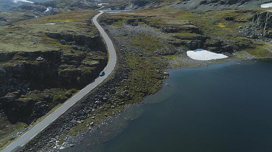 无人驾驶飞机在北方北部的山上向后飞阳光明媚视频的预览图