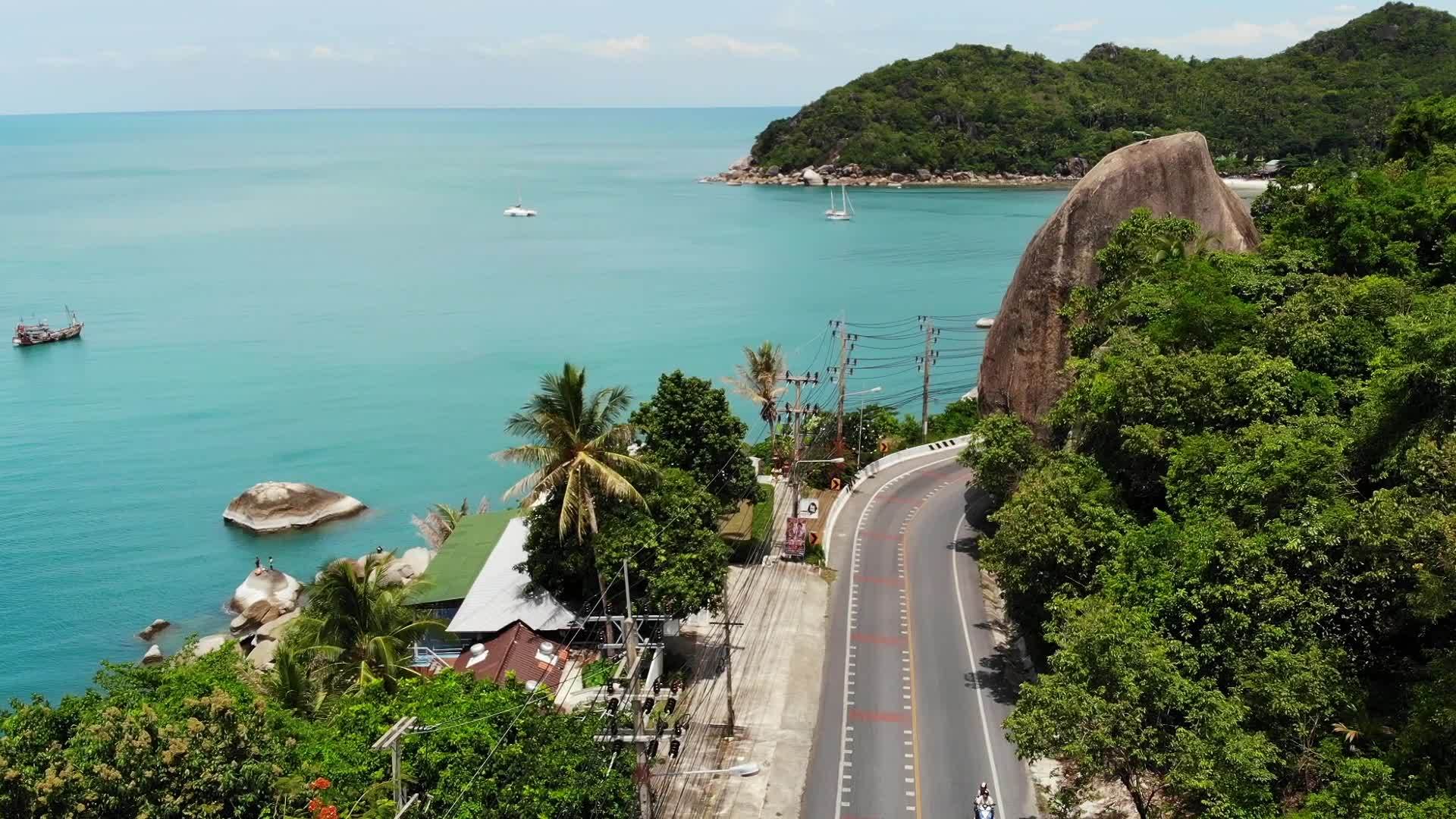 主要沥青路位于泰国沙木岛上靠近大象岩热带海的绿石海岸视频的预览图
