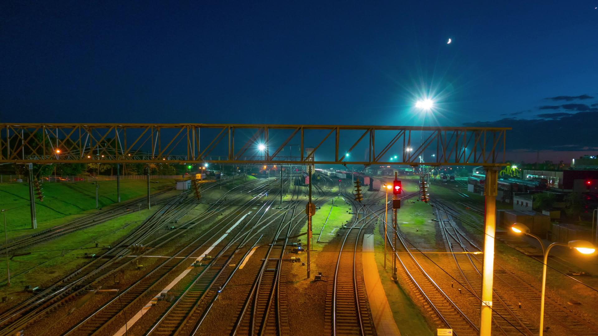 晚上火车站过夜视频的预览图