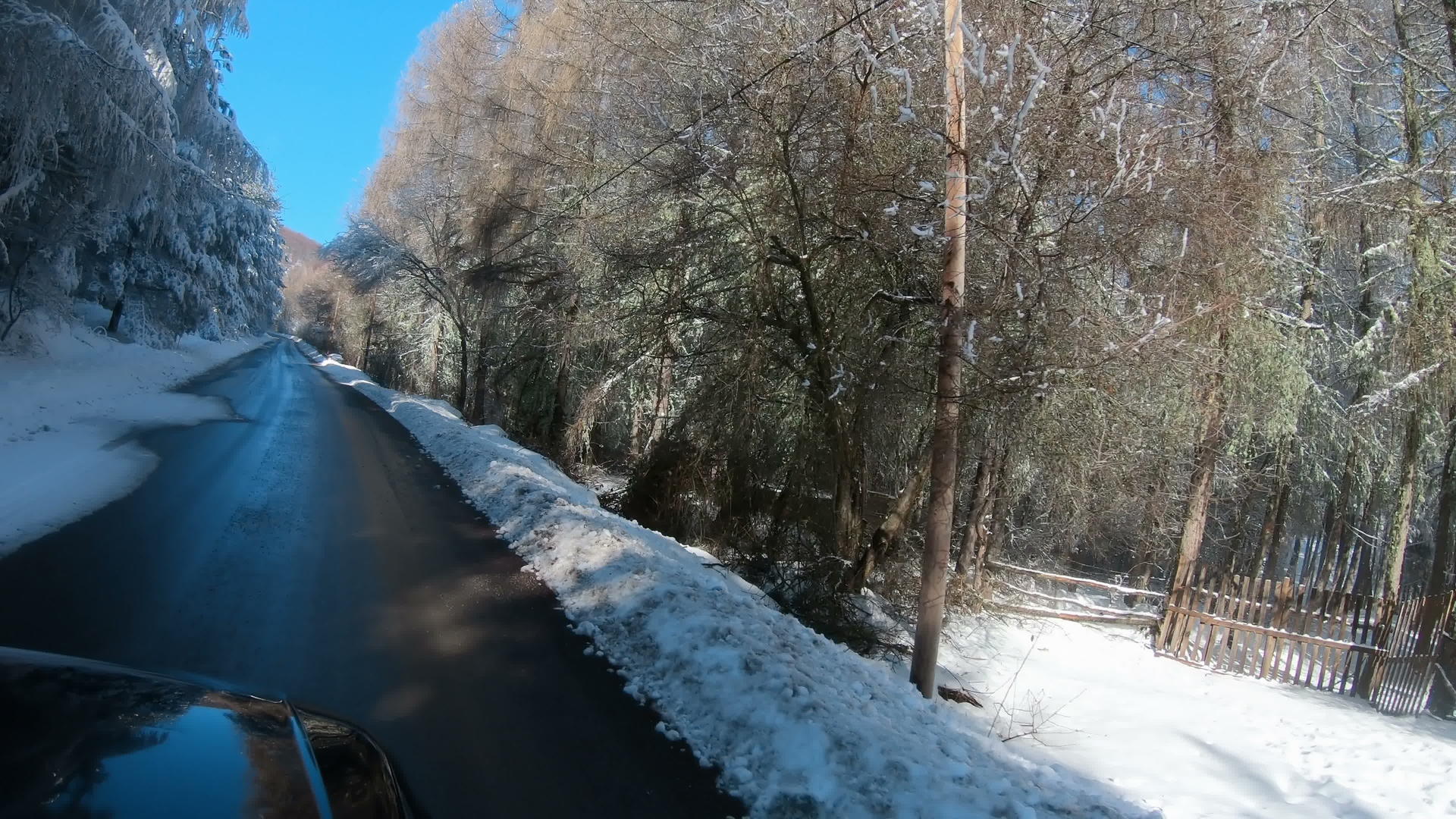 冬天开车路上下雪美丽的冬天风景和蓝天；还有；视频的预览图