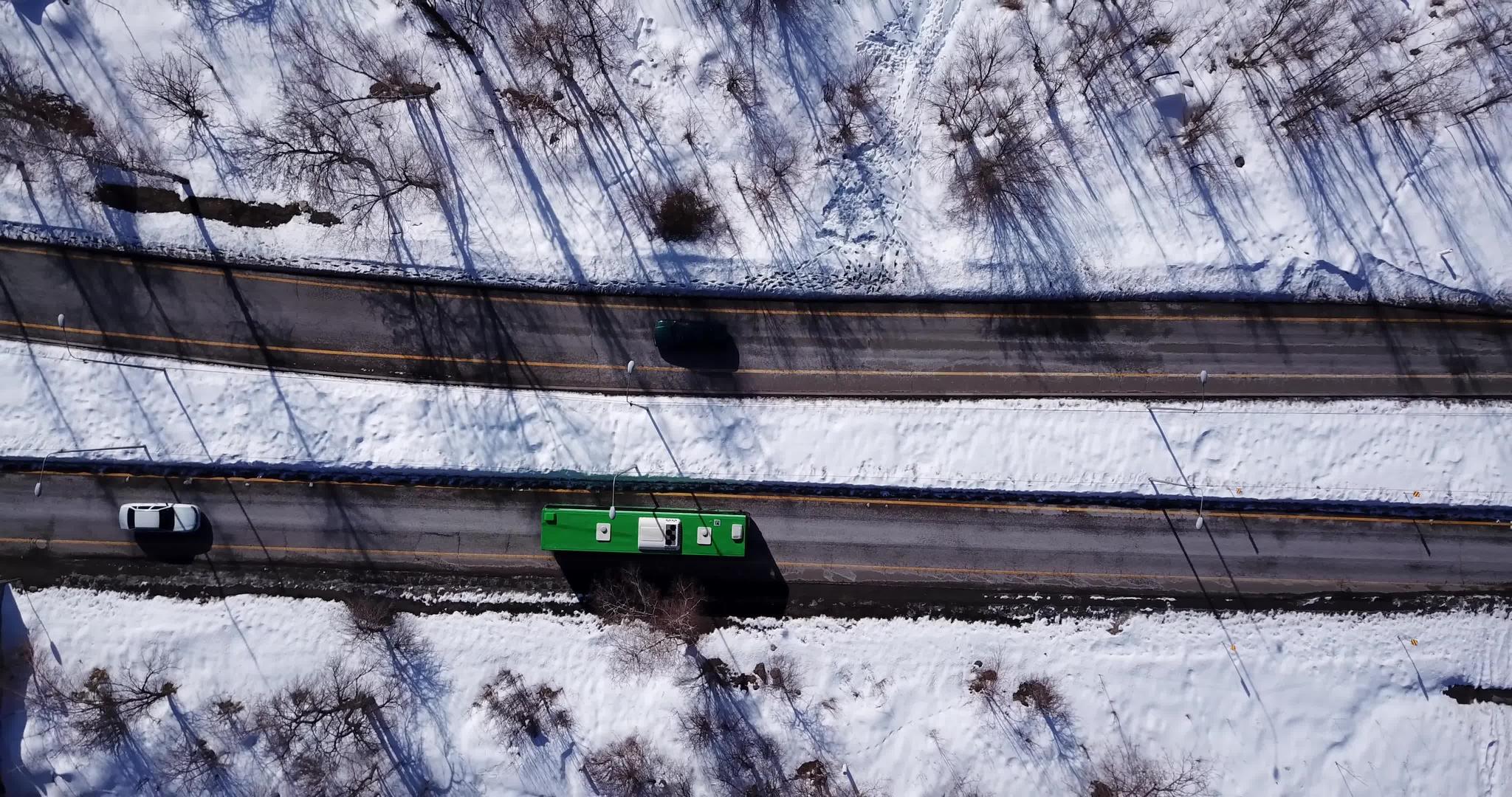 从冬季公路的高度可以看出视频的预览图