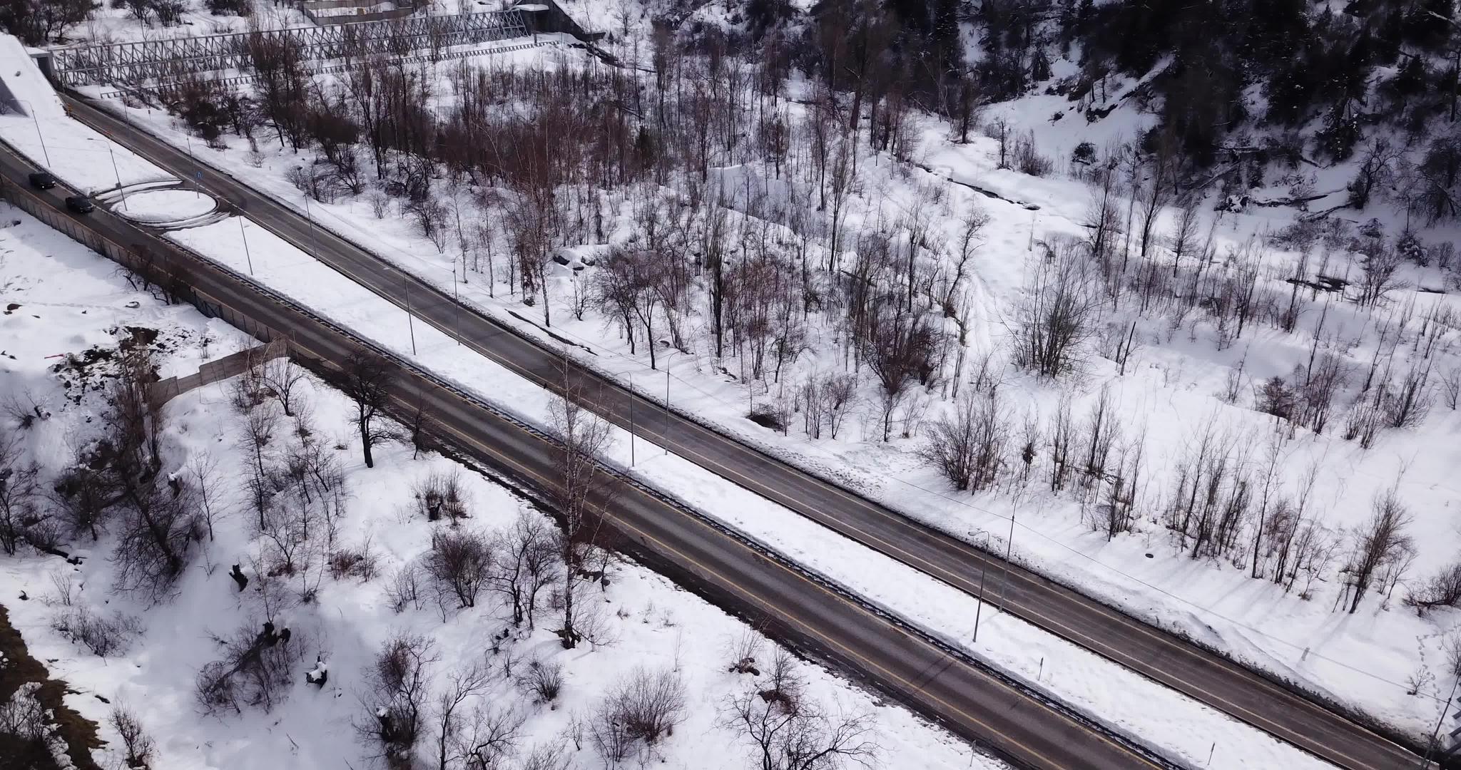 从冬季公路的高度可以看出视频的预览图