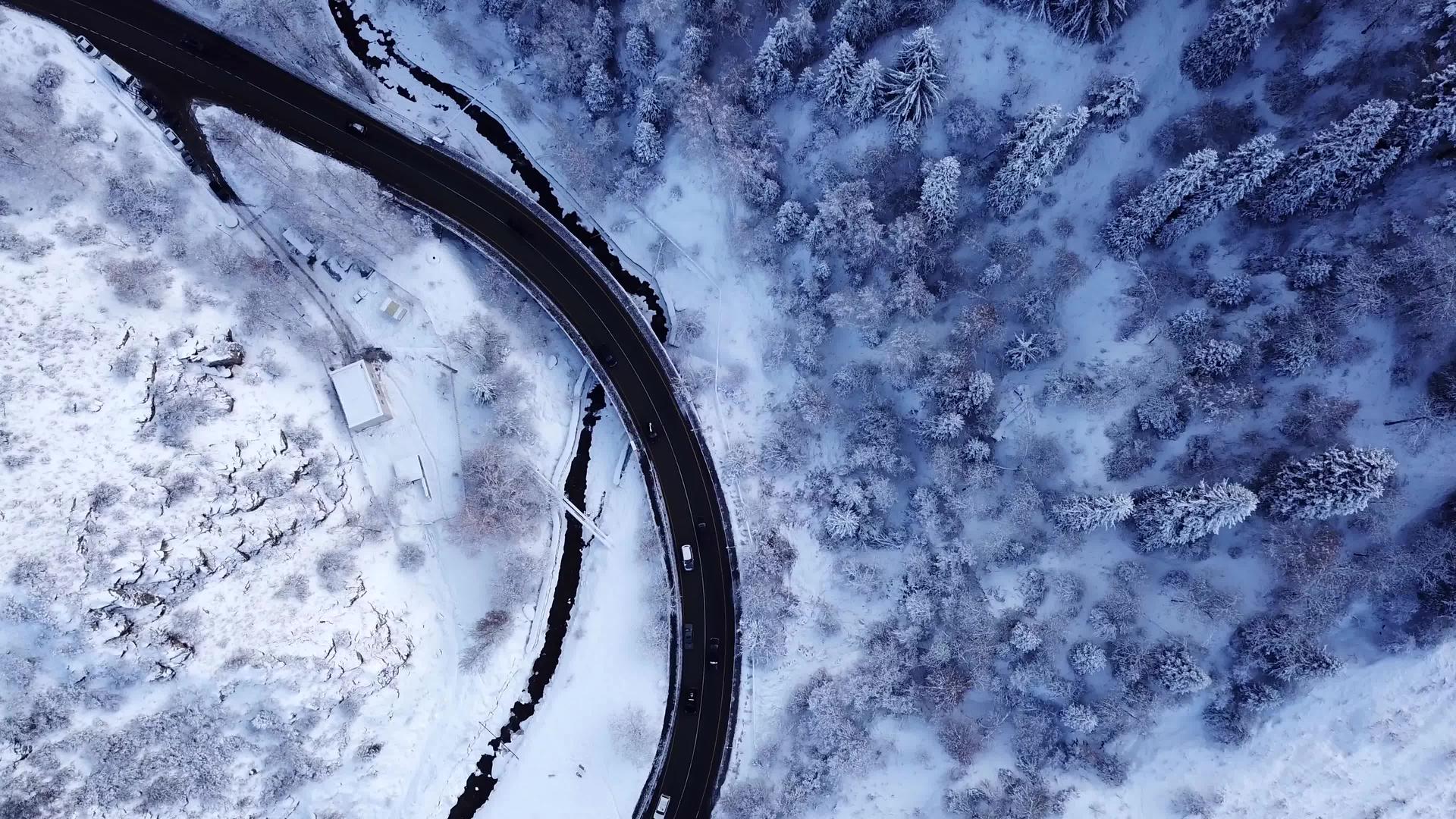 雪山冬季森林和汽车道路视频的预览图