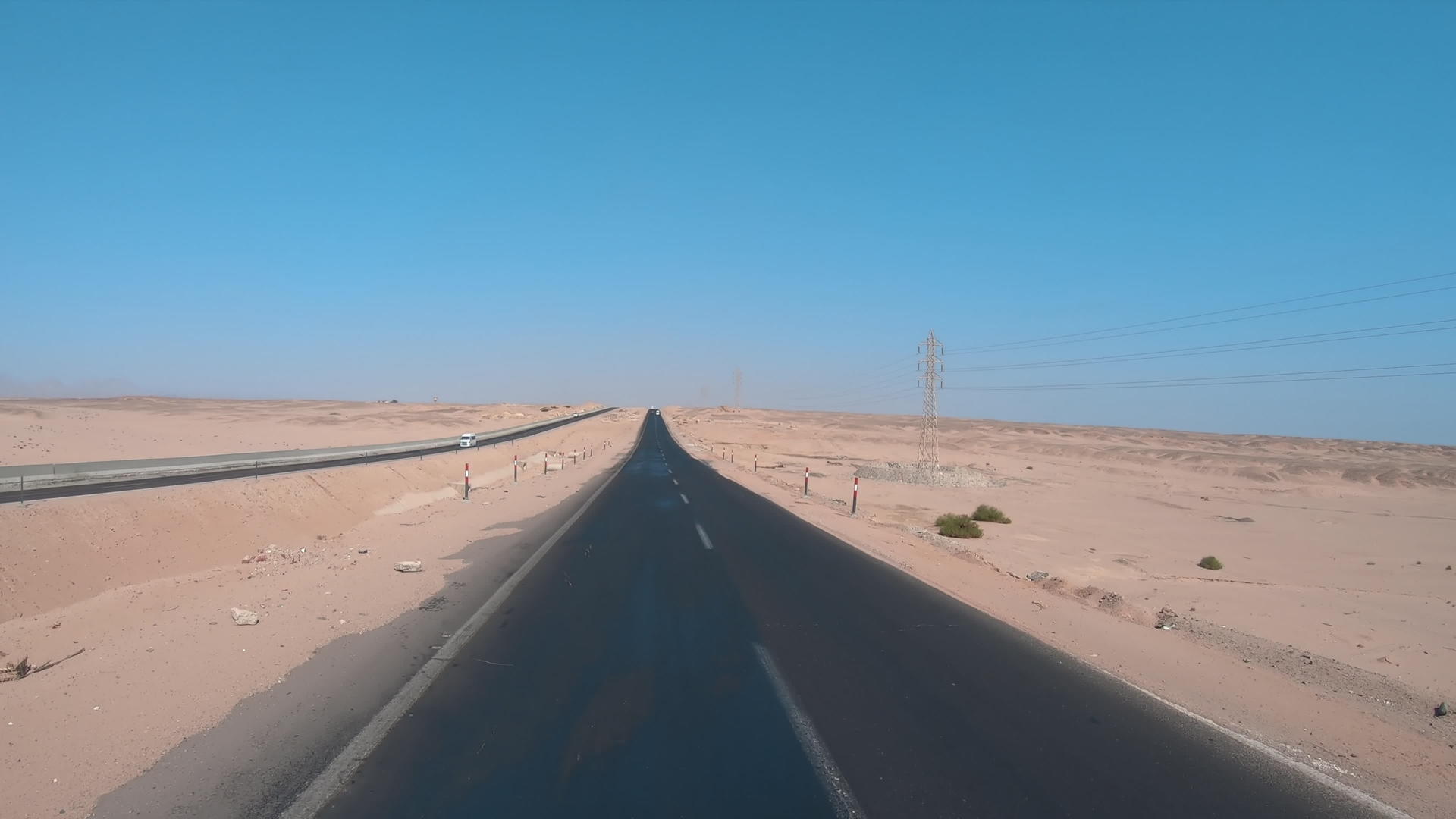 在沙漠高速公路上驾驶第一视角车到凯罗埃吉普特视频的预览图