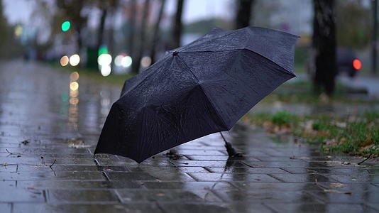 雨季有人在路上扔黑伞视频的预览图