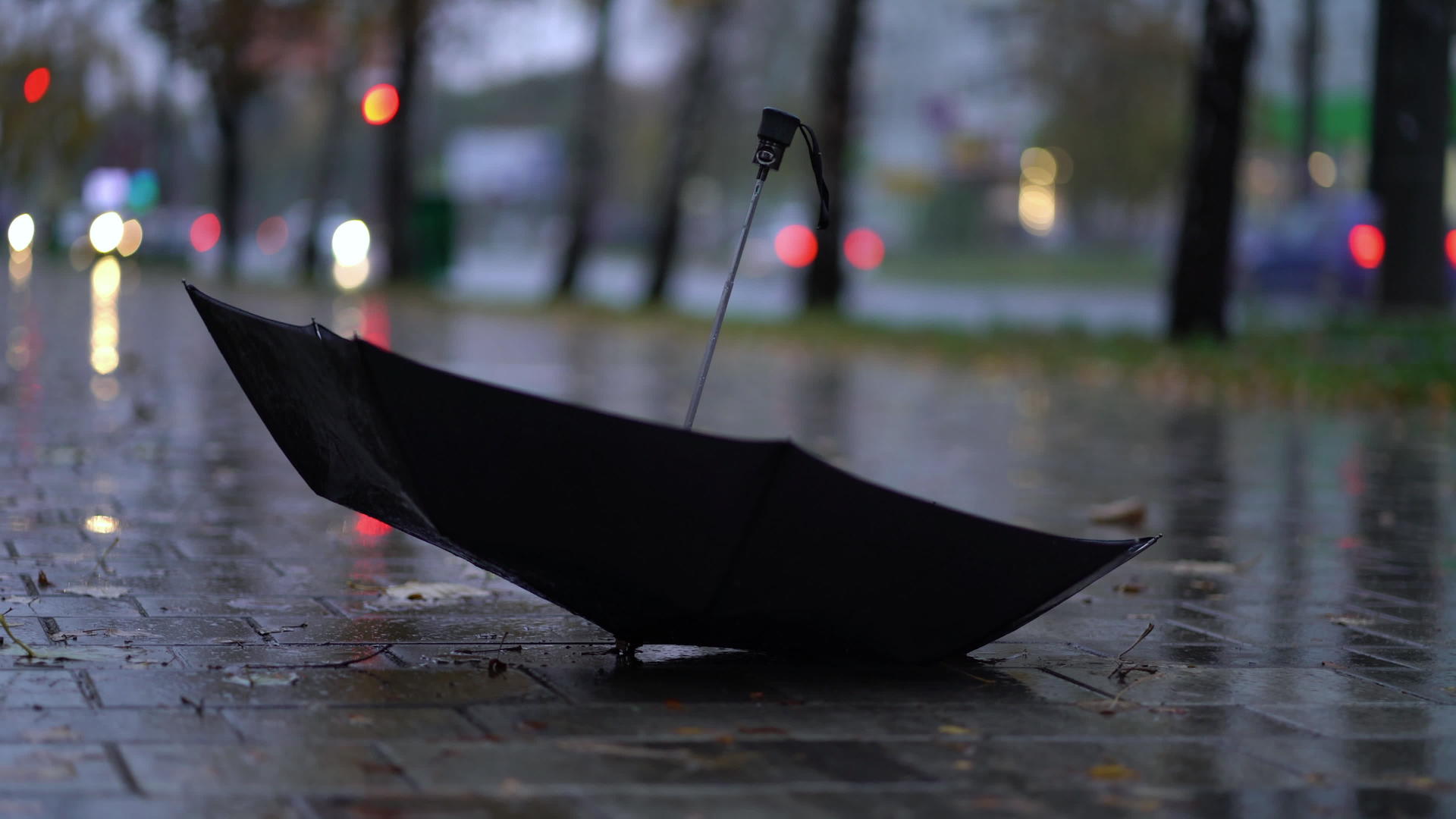 雨季有人在路上扔黑伞视频的预览图