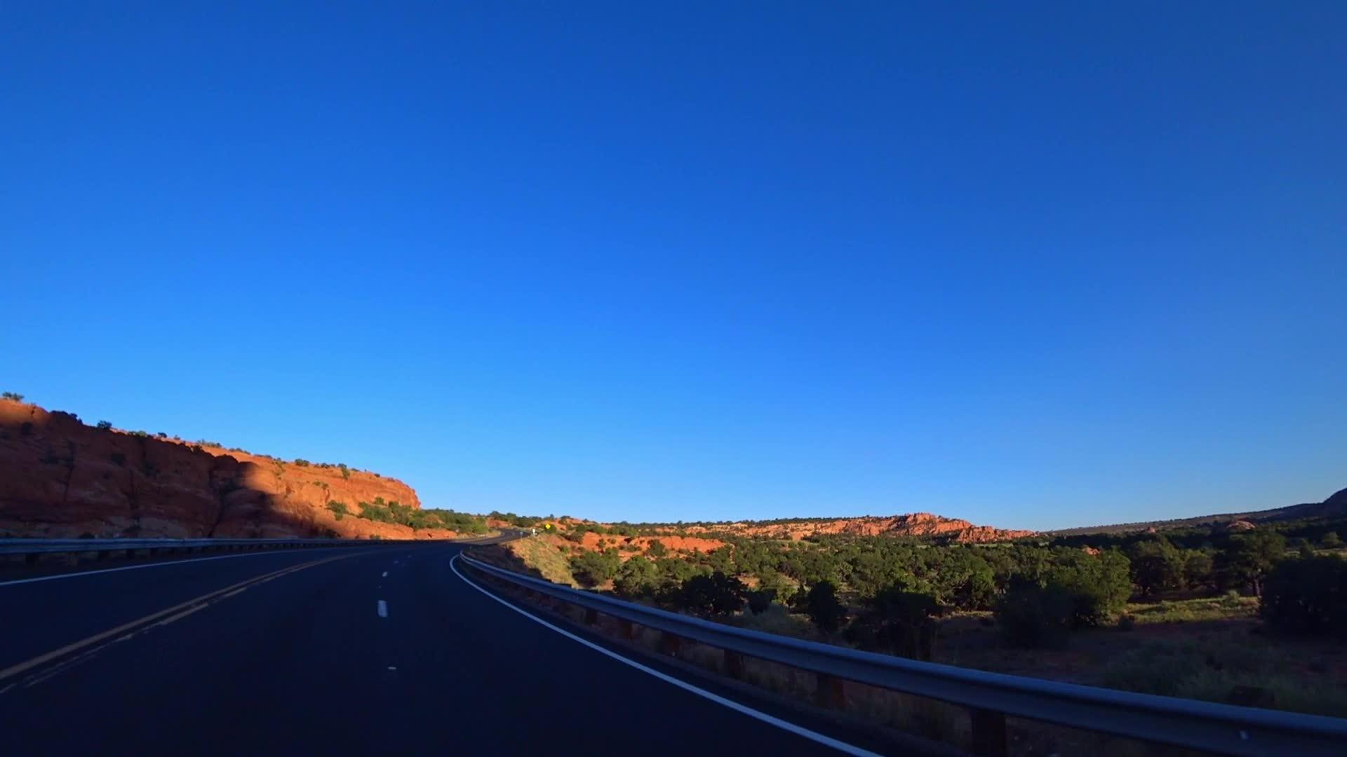 汽车沿着美国美丽的道路行驶视频的预览图