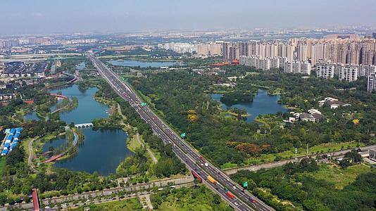 4K成都城市大型绿色项目锦城公园桂溪生态公园航拍素材视频的预览图