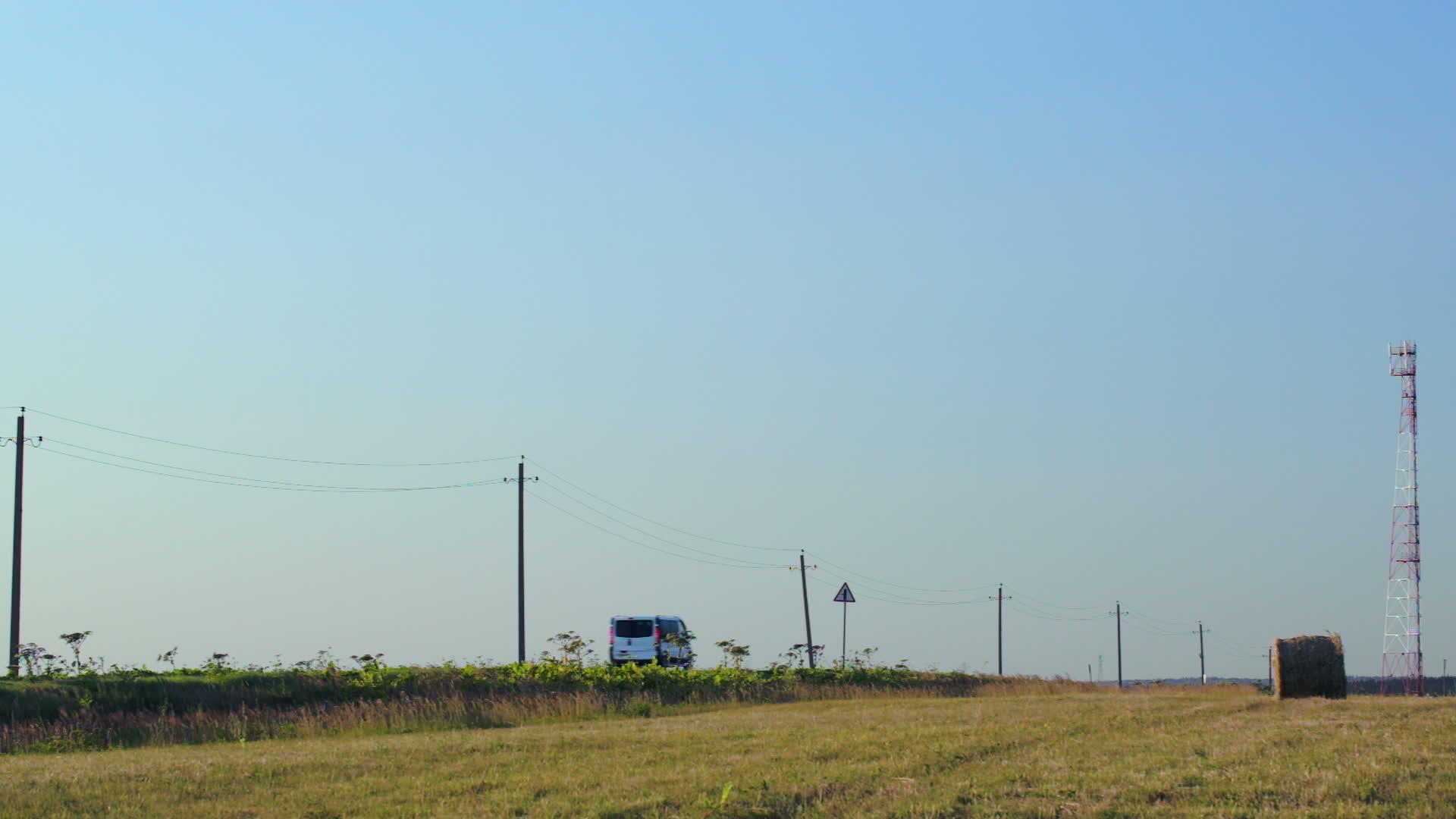 农村用干草在田地里开车视频的预览图