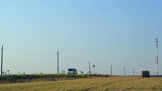 农村用干草在田地里开车视频的预览图