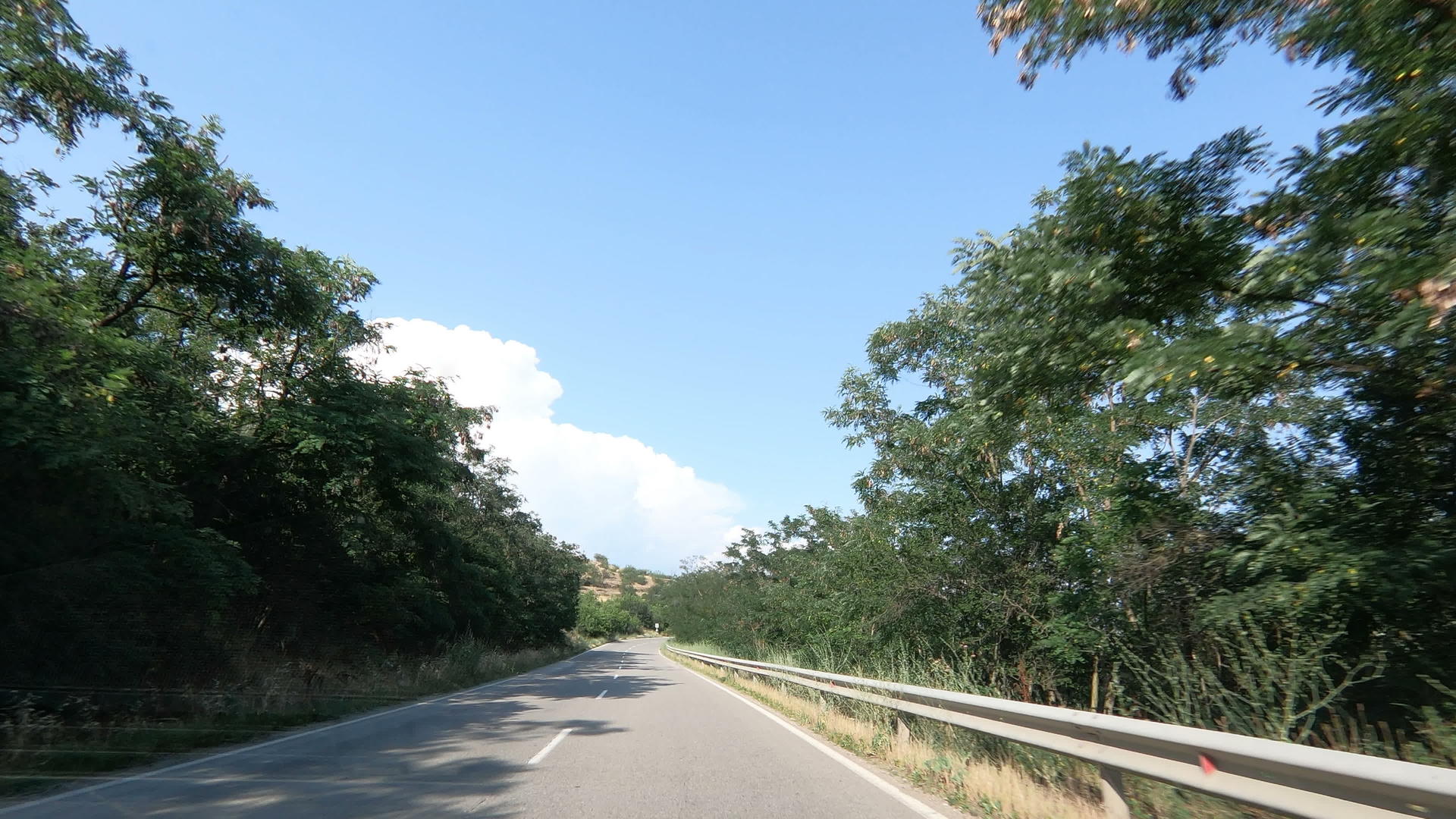 在夏天阳光明媚的天气里山路马车横冲直撞视频的预览图