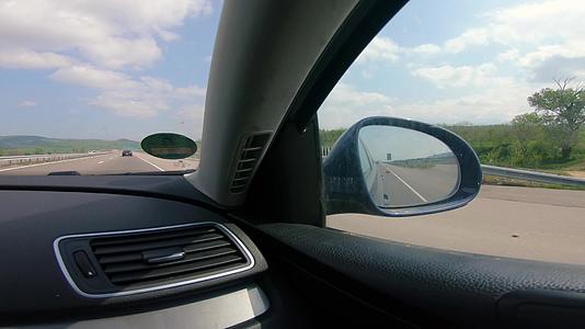 在高速公路上开车然后在侧镜上开车视频的预览图
