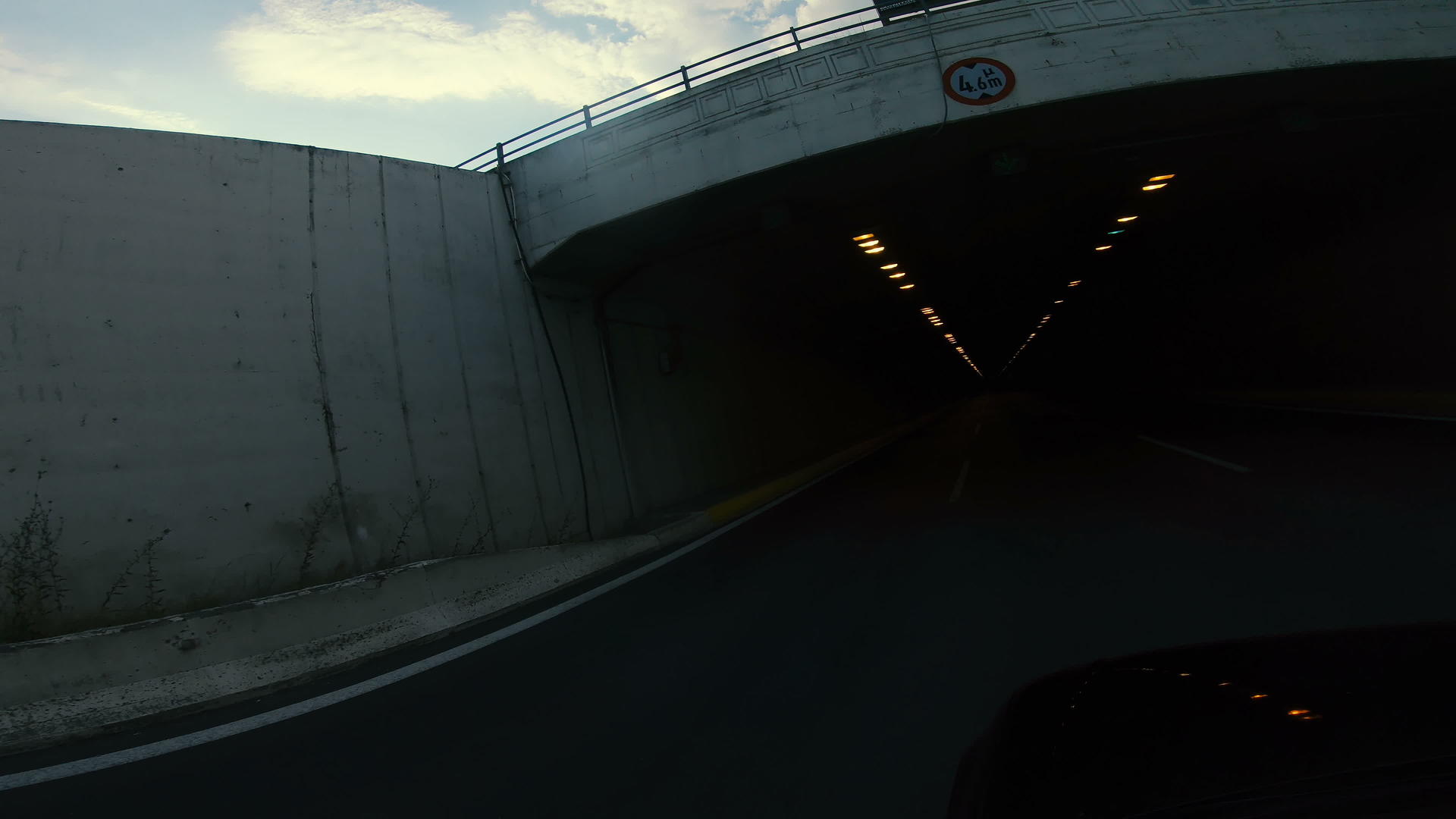 晚上在老隧道的路上开车视频的预览图
