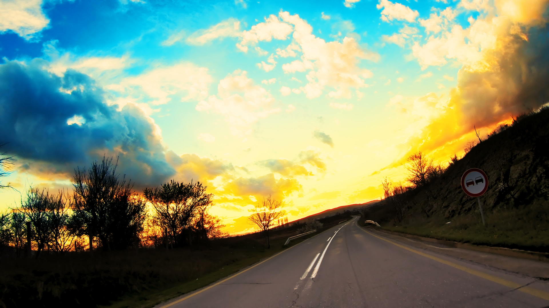运动车在路上快速行驶日落时空充满活力视频的预览图