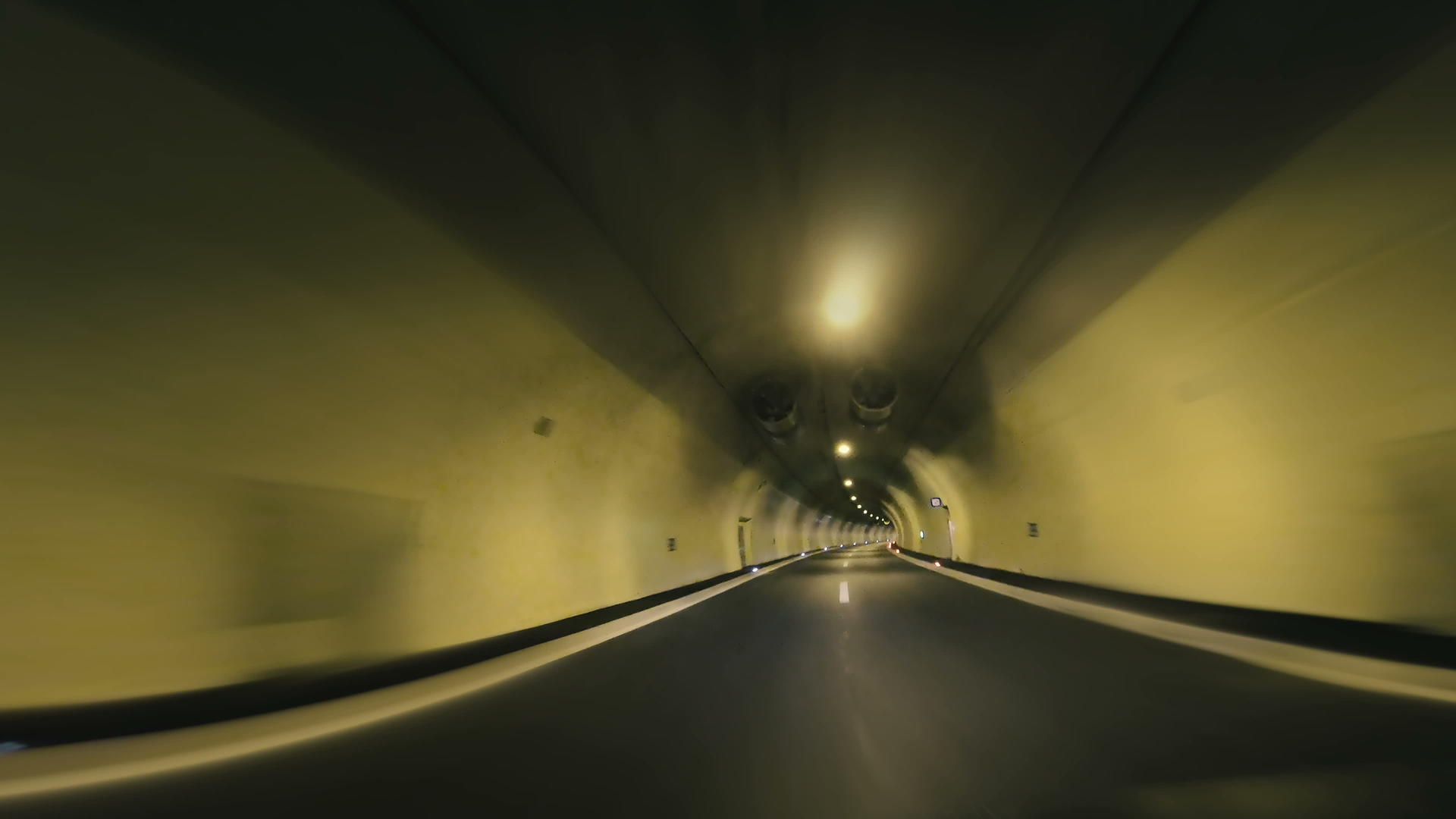 驾驶摩托车穿驾驶摩托车穿过公路隧道视频的预览图
